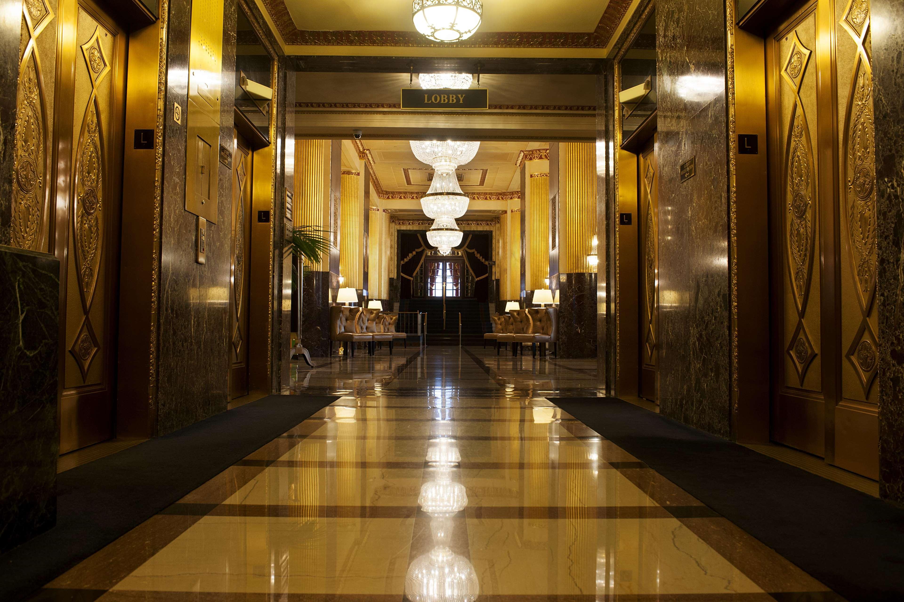 Vista Lobby Hilton Milwaukee