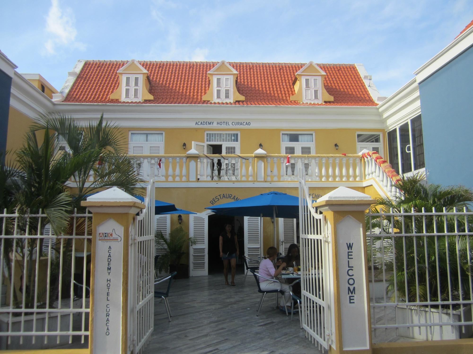 Vista Exterior Academy Hotel Curacao
