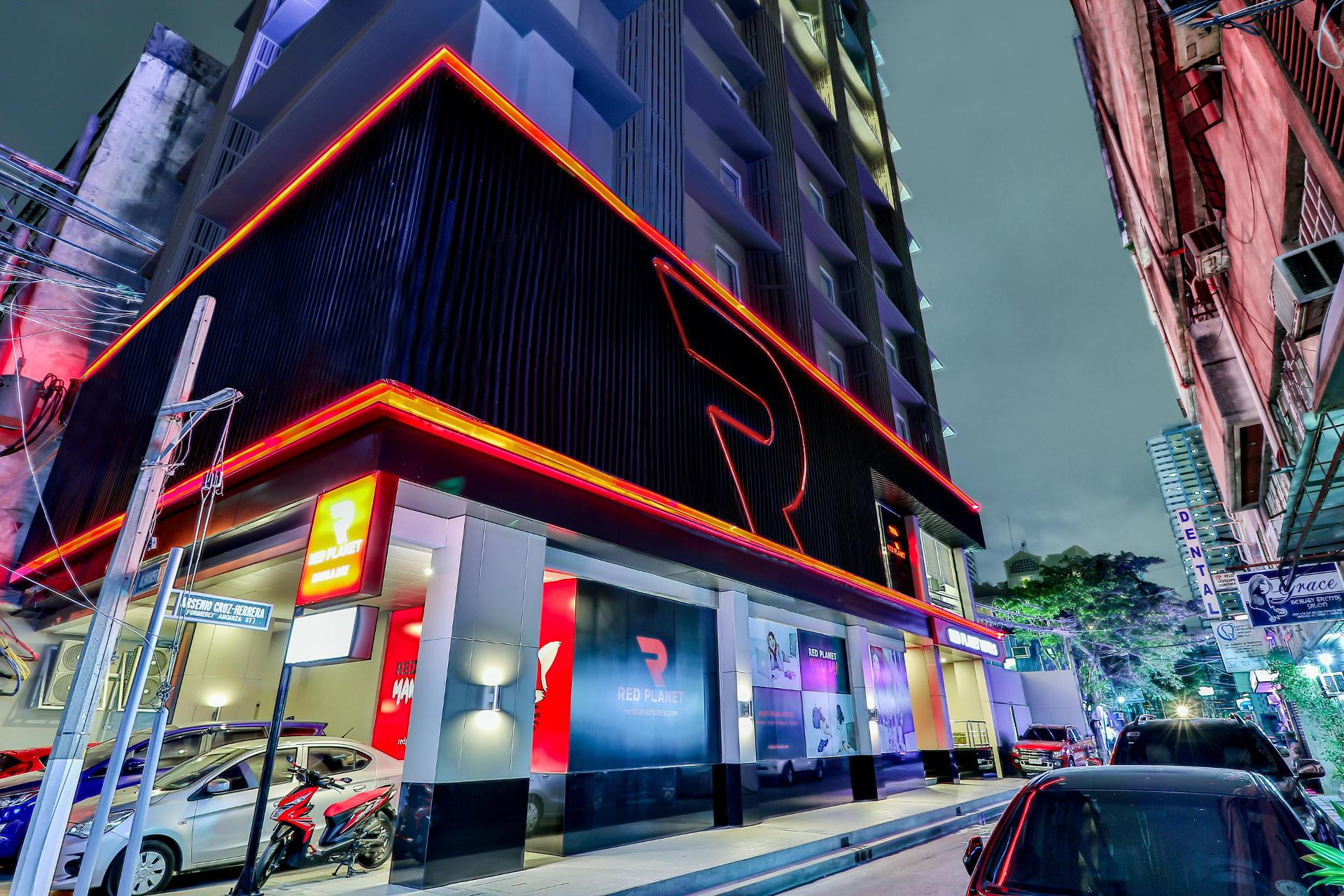 Vista Exterior Red Planet Manila Bay