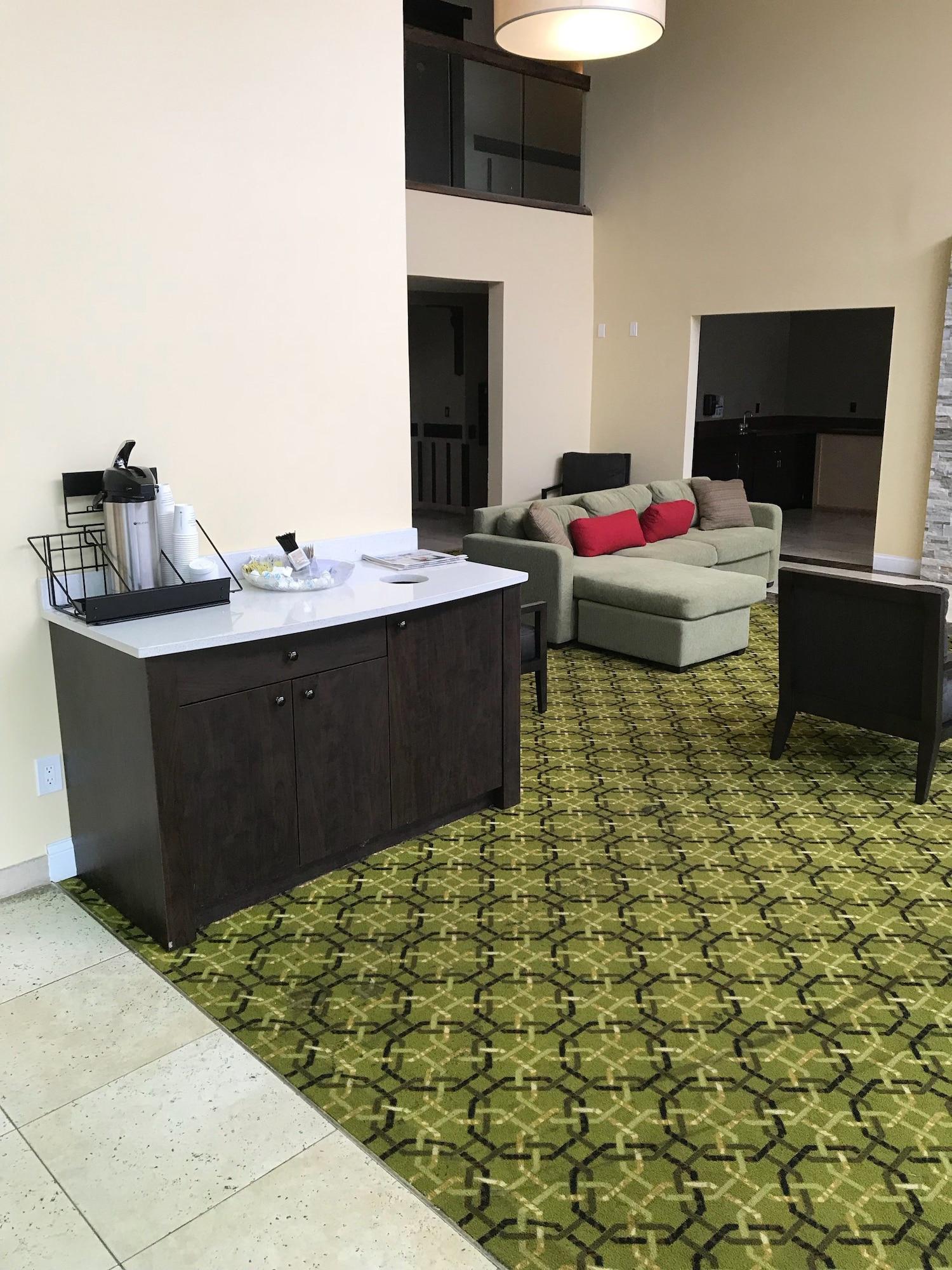 Vista Lobby Days Inn & Suites by Wyndham Rochester Hills MI