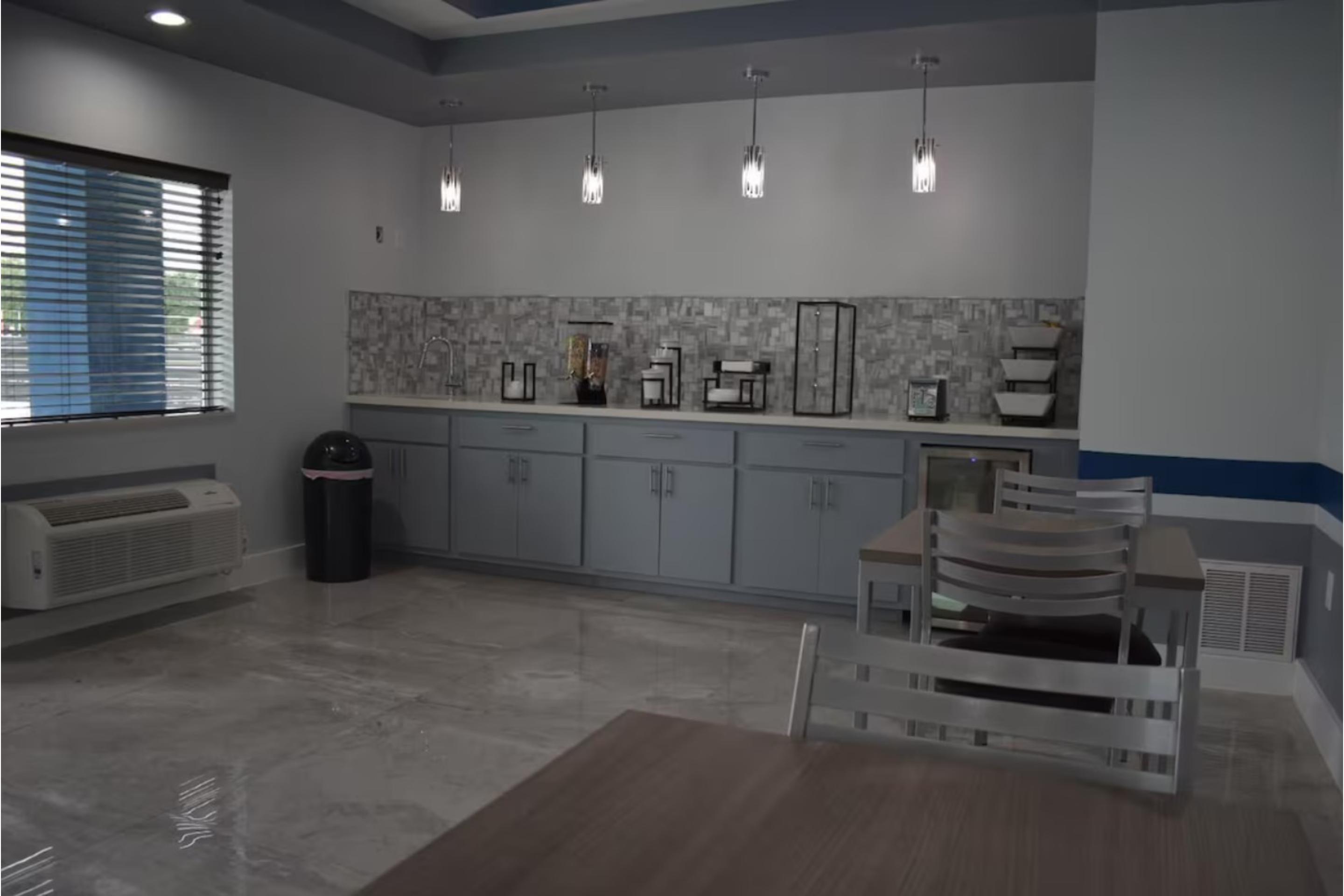 Restaurant Hotel Royale IAH Airport North Houston I-45