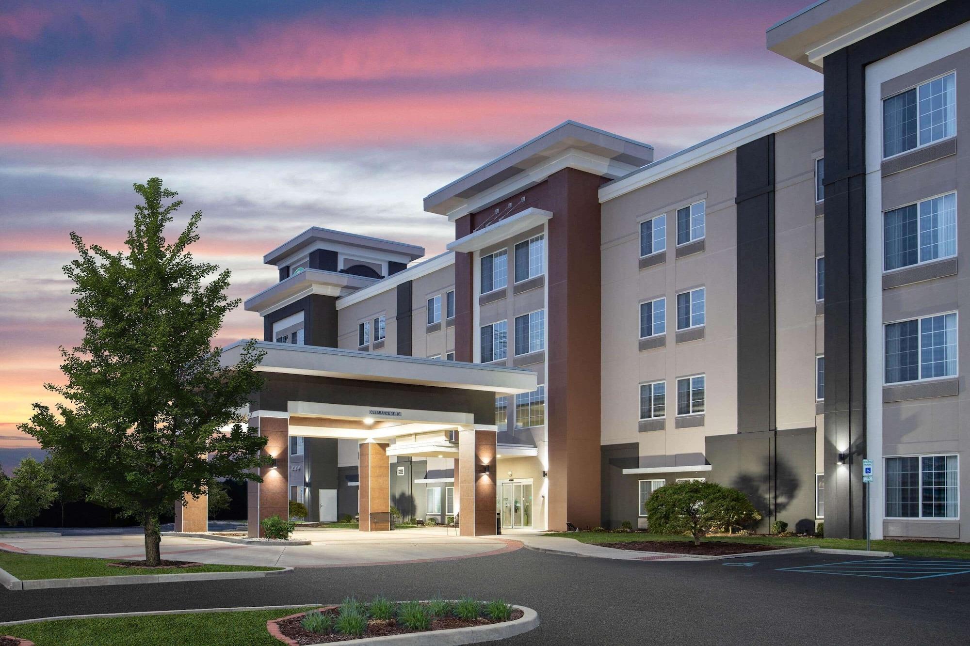 Vista Exterior La Quinta Inn & Suites by Wyndham Columbus - Edinburgh