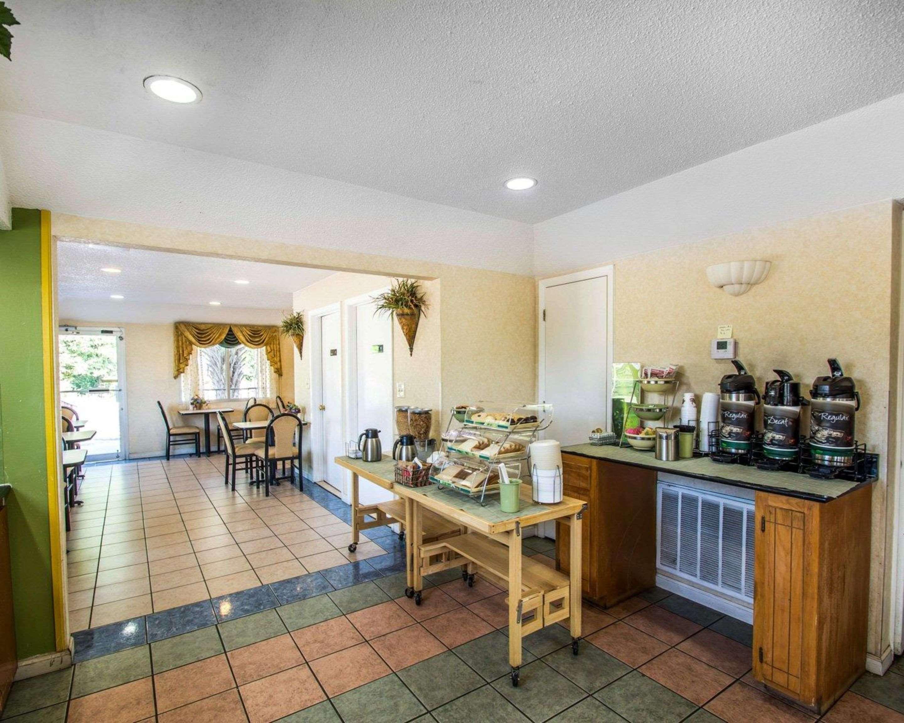 Restaurant Red Roof Inn Evergreen