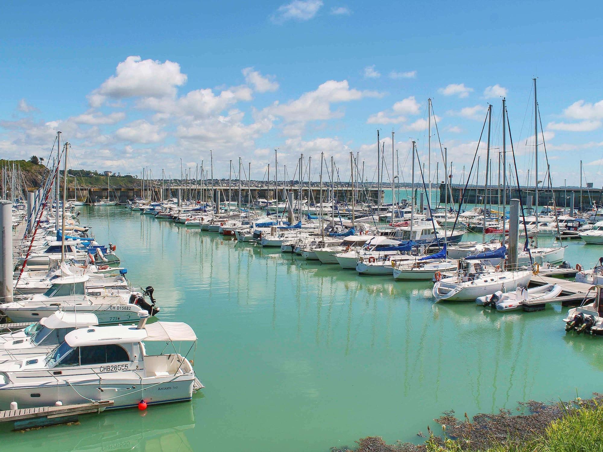 Varios ibis Granville Port de plaisance