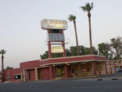Vista Exterior El Dorado Inn Suites