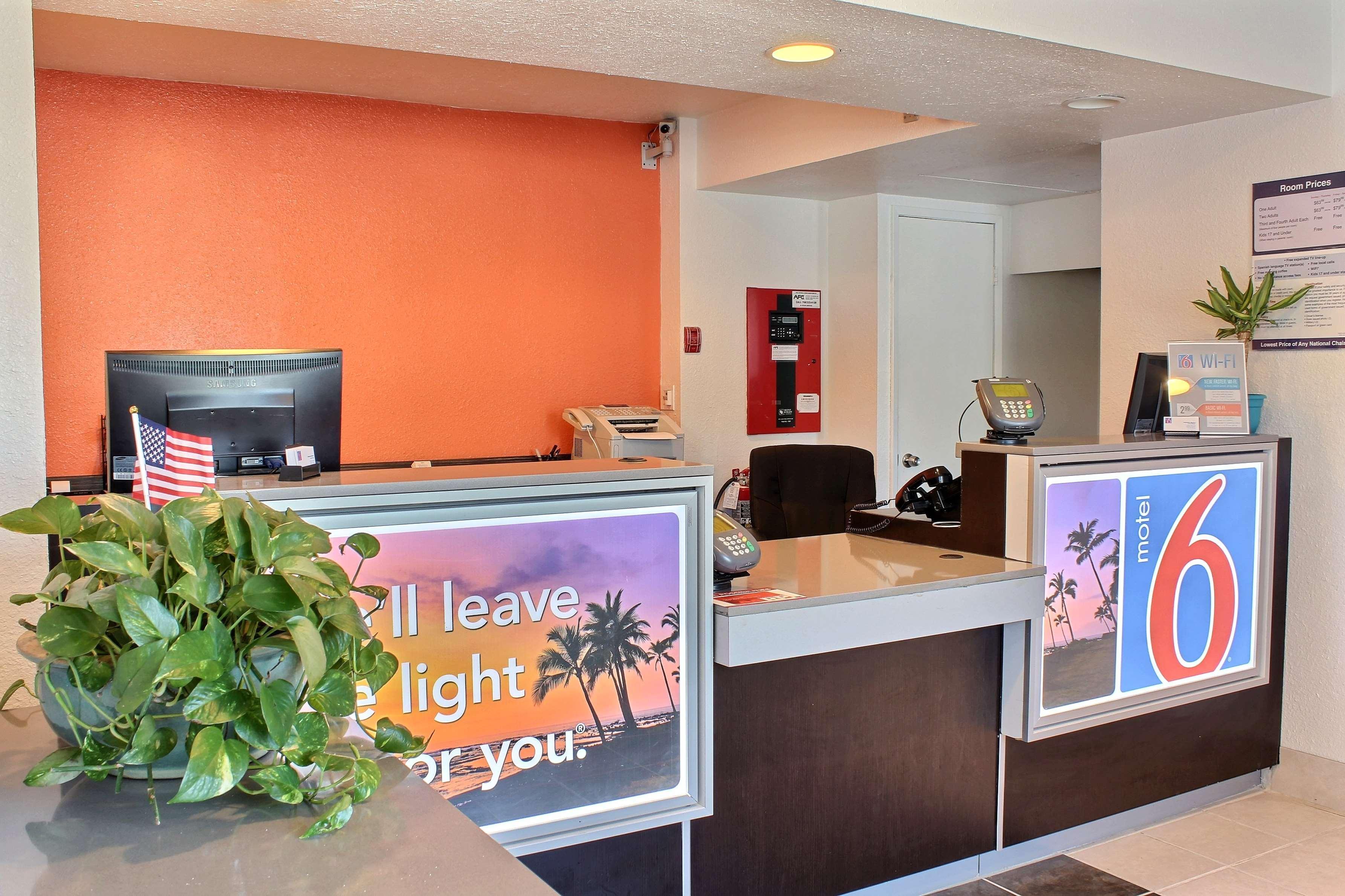 Vista Lobby Motel 6 Atascadero, CA