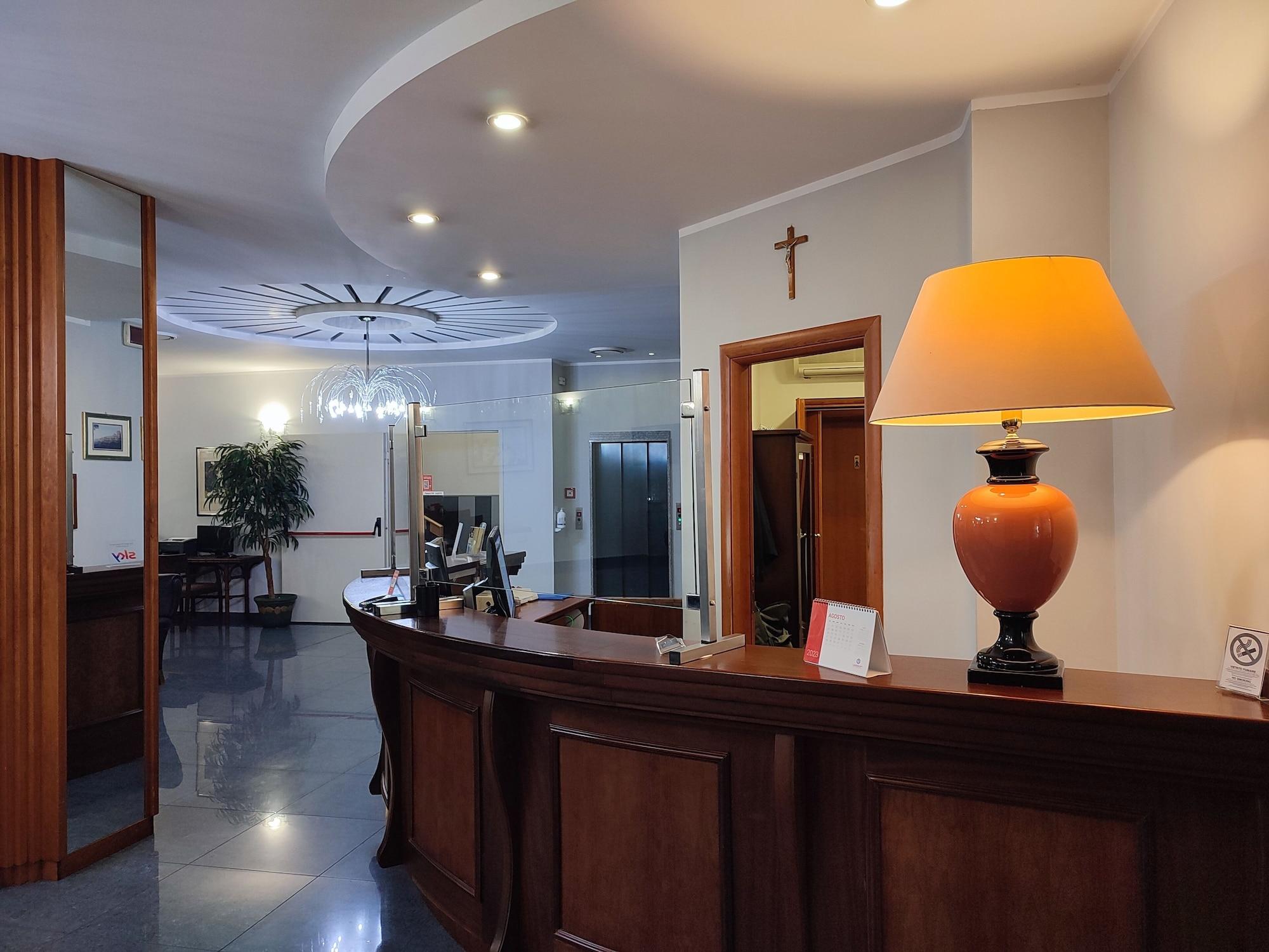 Vista Lobby Royal Hotel