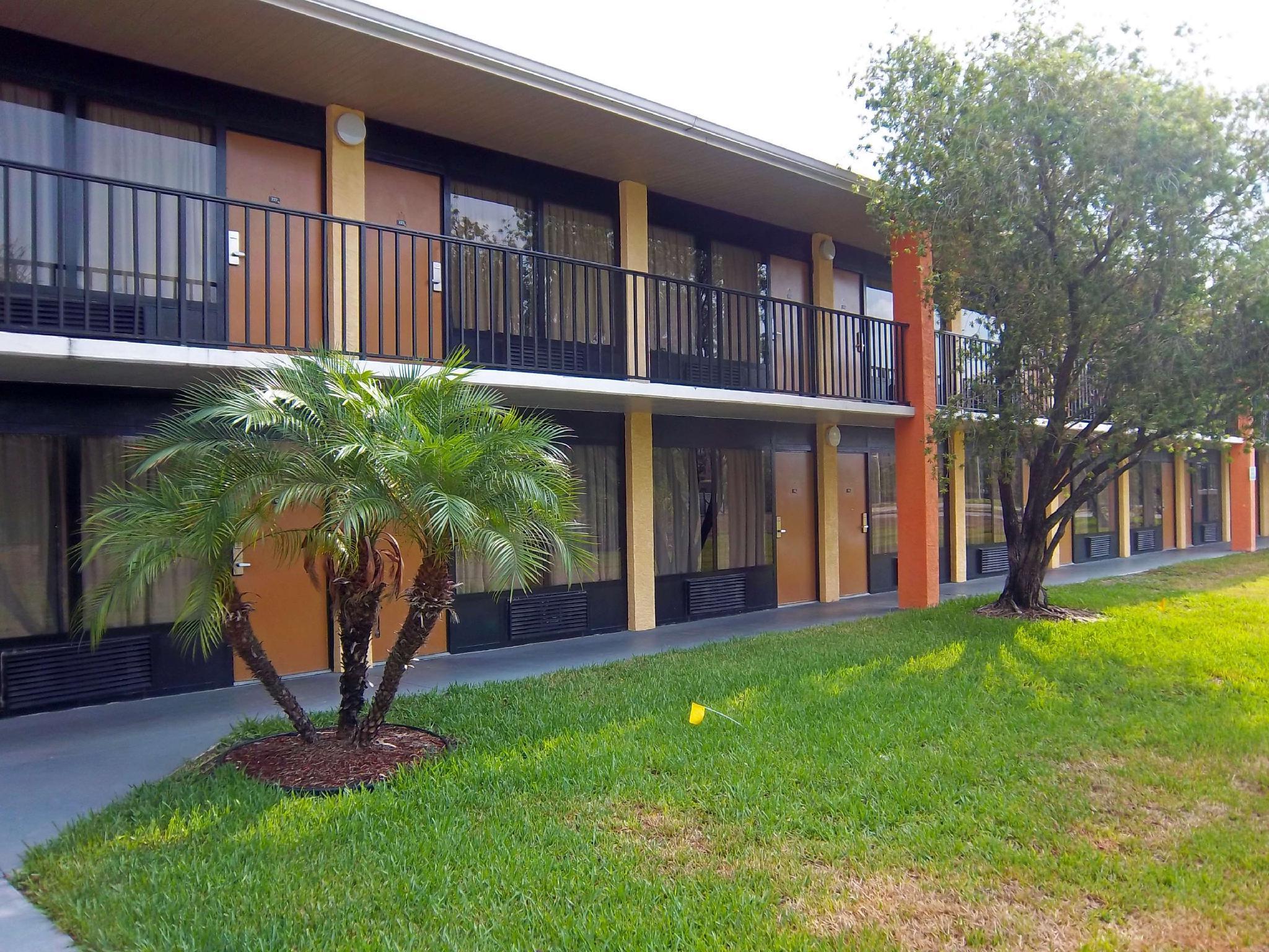 Vista Exterior Americas Best Value Inn Florida Turnpike & I-95