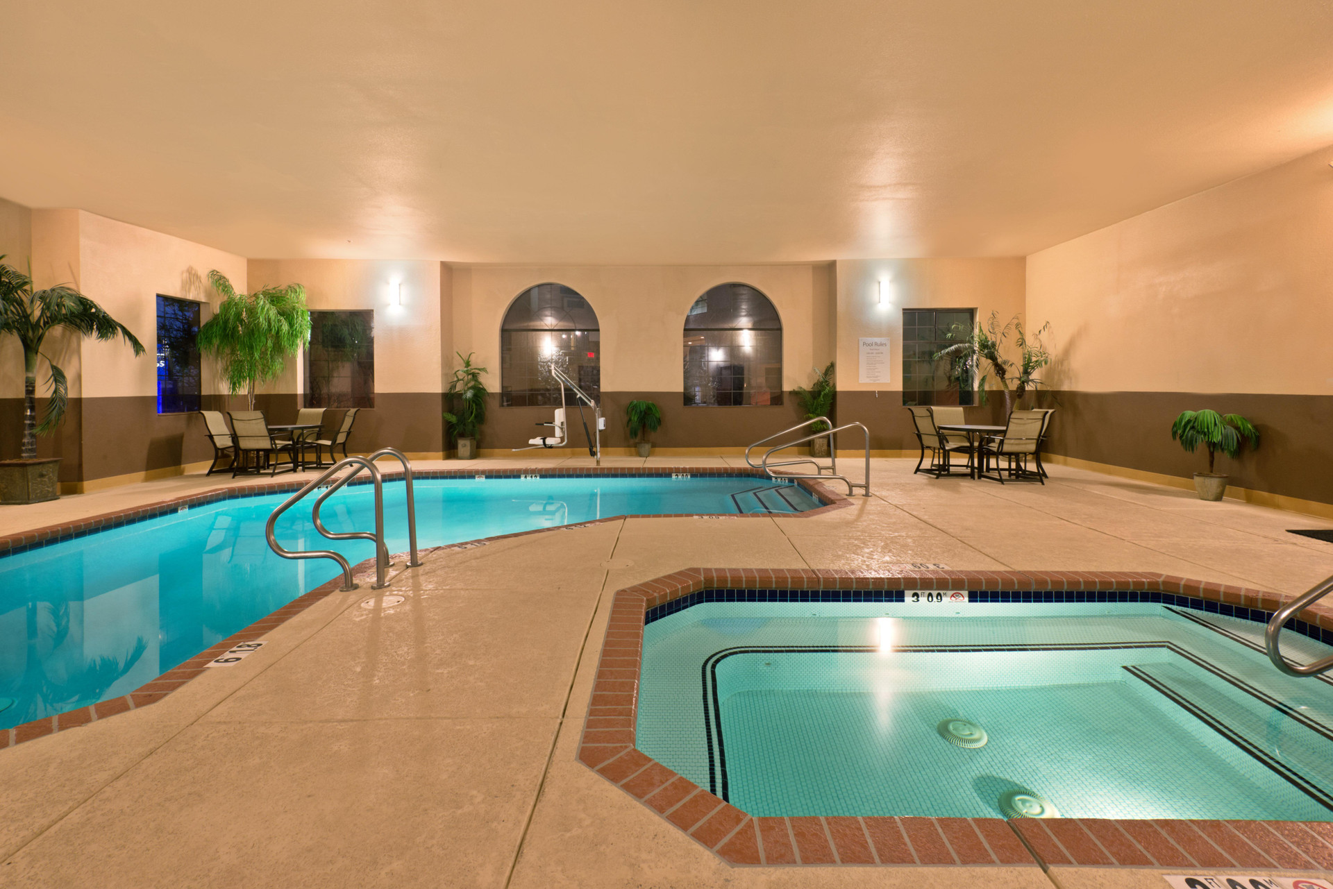 Vista Piscina Holiday Inn Express Show Low by IHG