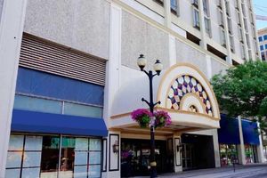 Alojamiento - Hamilton Plaza Hotel & Conference Center
