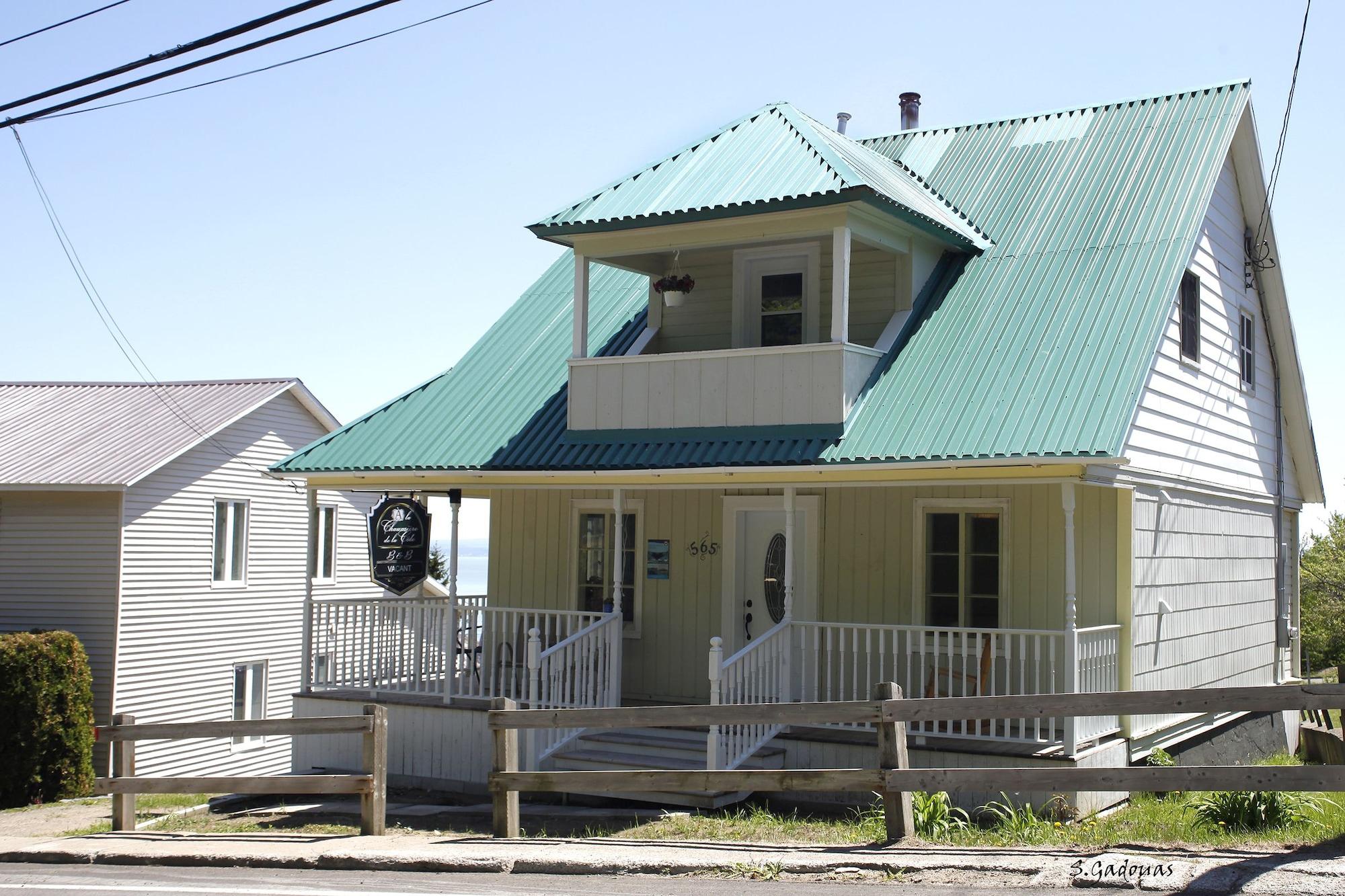 Varios À La Chaumière De La Côte