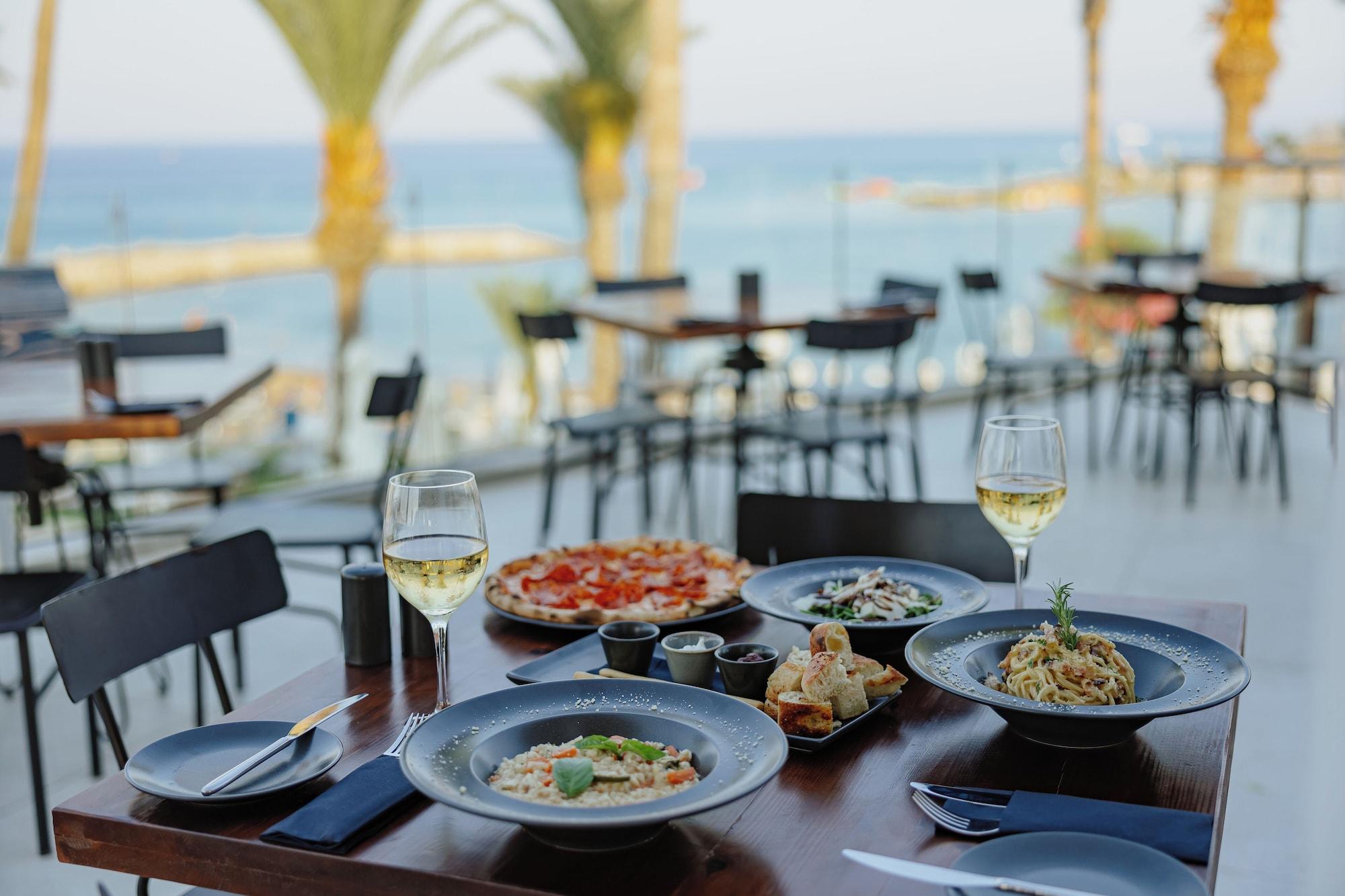 Restaurant The Golden Coast Beach Hotel
