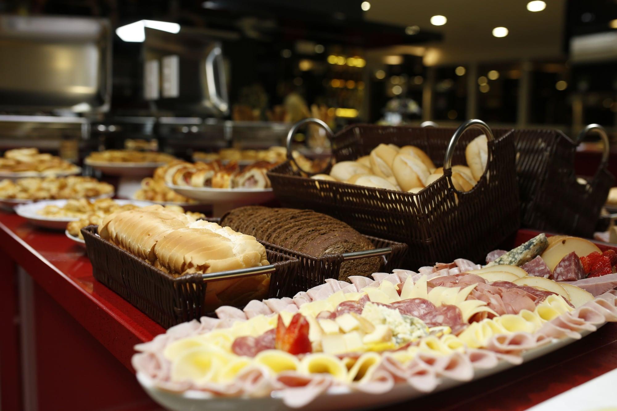 Restaurant Holiday & Business Hotel - Ao lado do Centro de Eventos e Arena Conda