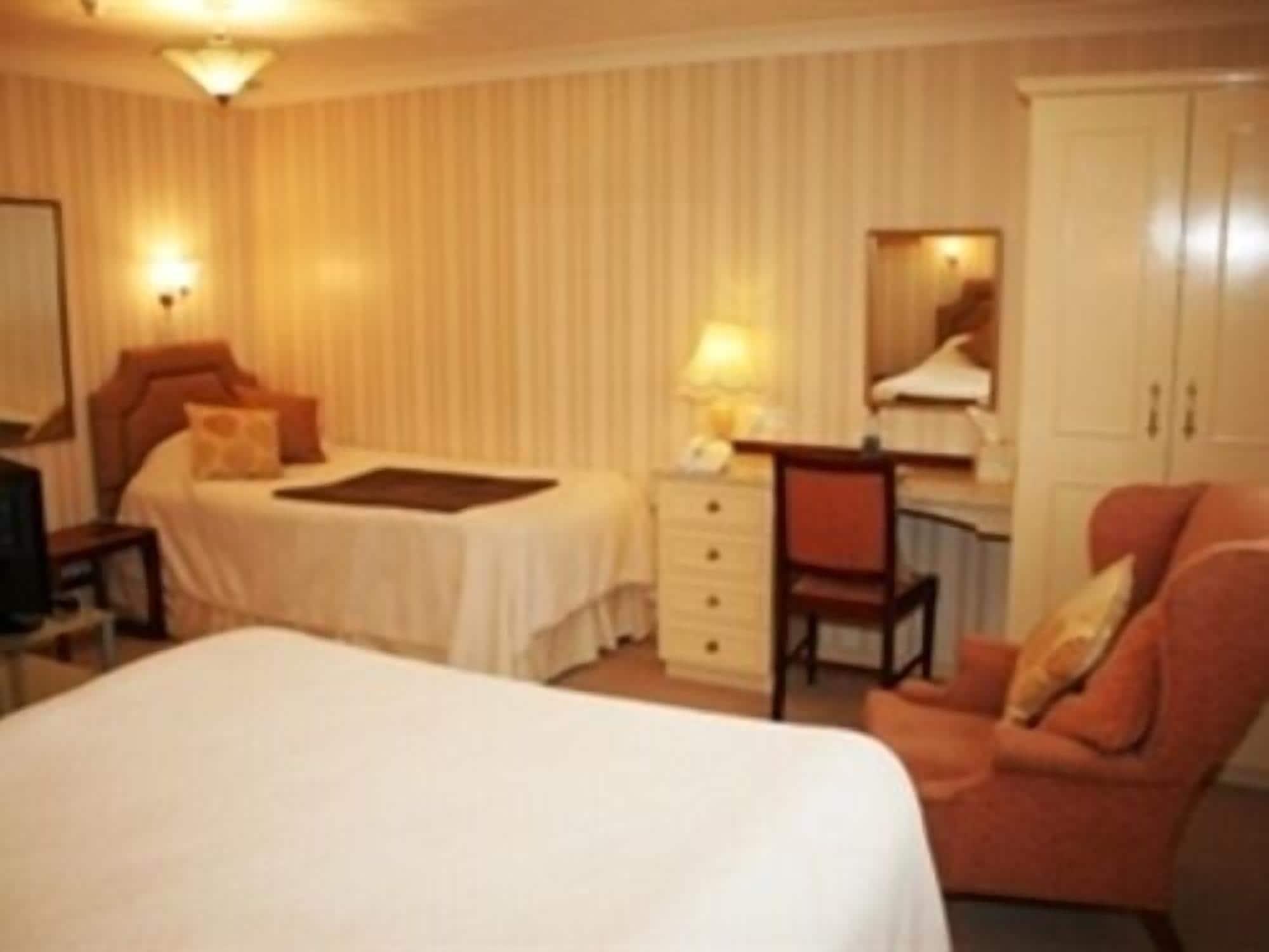 Varios Chudleigh Hotel