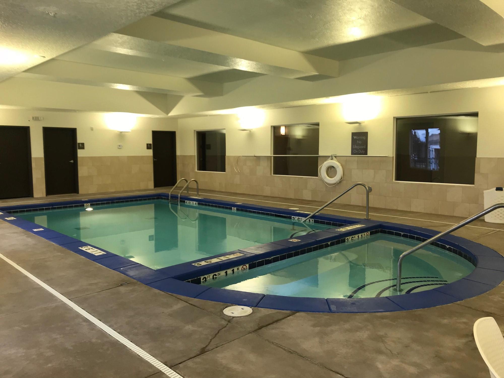 Vista Piscina Heartland Inn and Suites