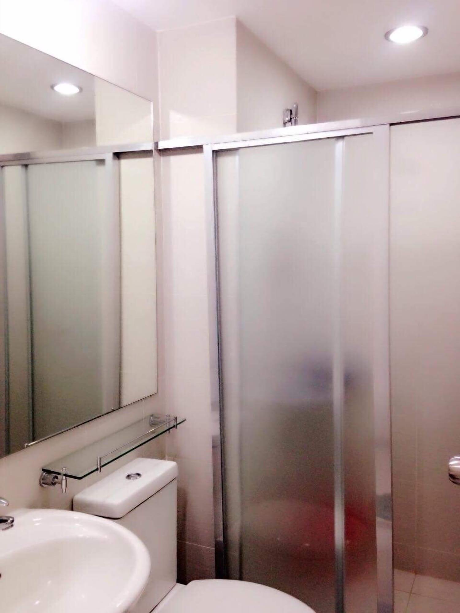 Equipamiento de Habitación Azure Residences Condominium Daily Rental