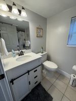 Alquiler Vacacional - So close to Ark, Quick Drive to Creation, King Bed, Stunning back yard, & Cable
