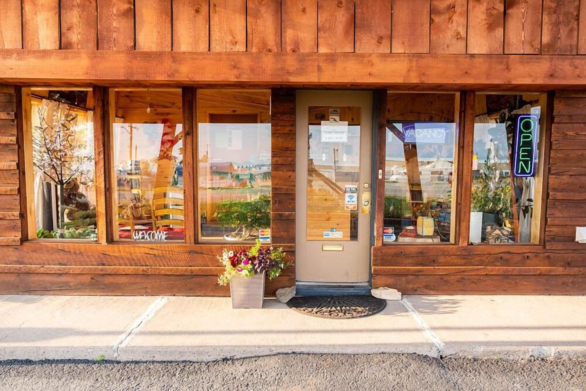 Vista Exterior The Lodge Motel