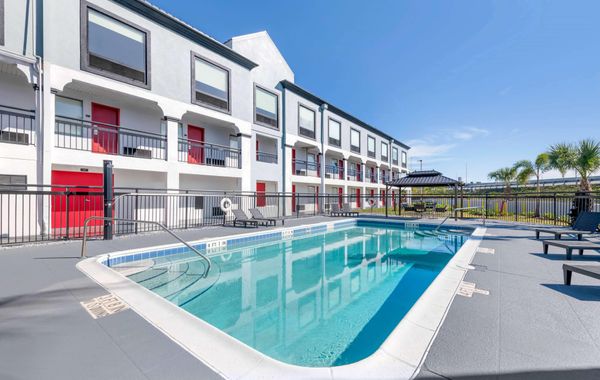 Super 8 by Wyndham Orlando Near Florida Mall - Hoteles cerca de Cerca del Aeropuerto en Orlando