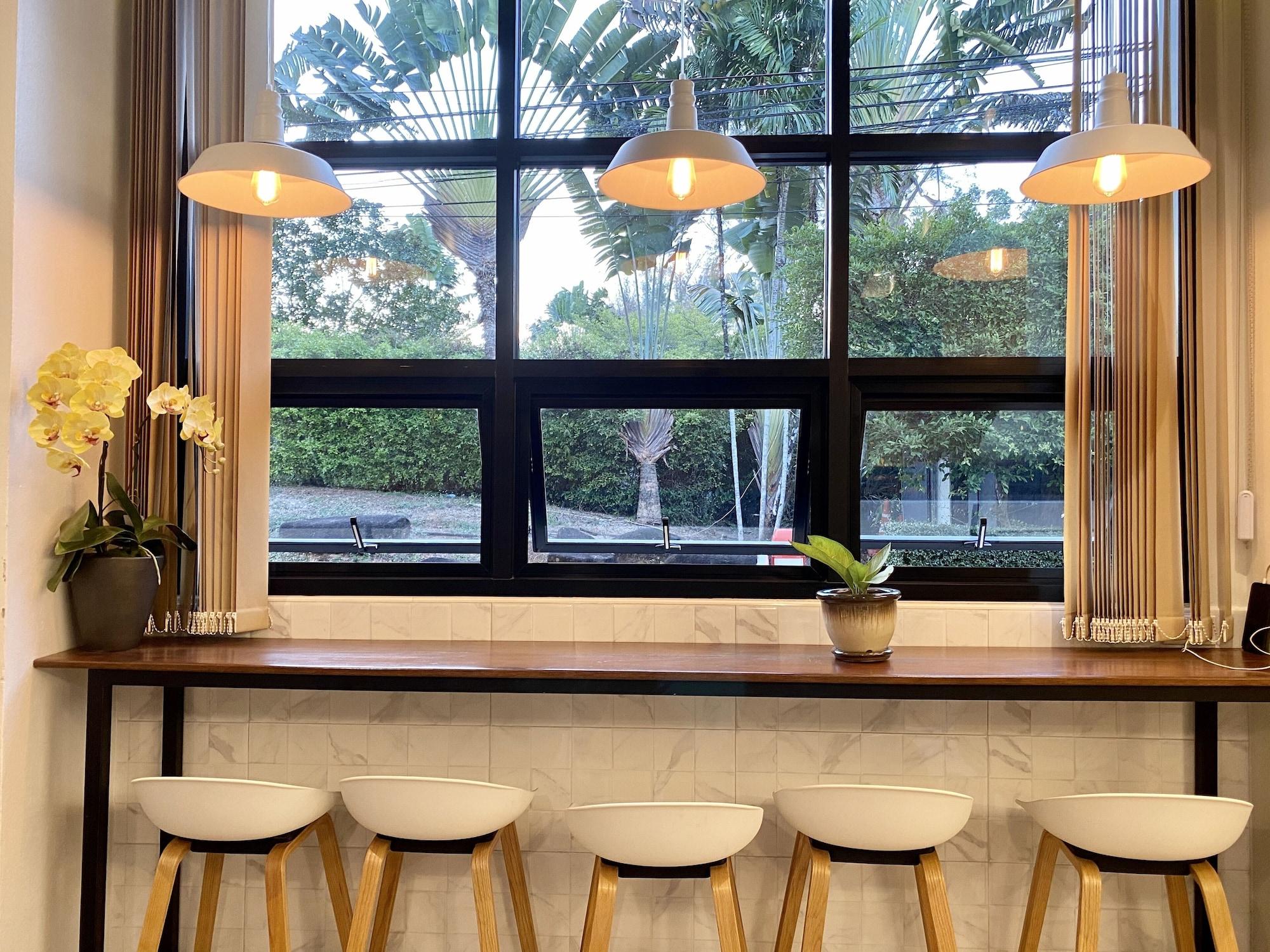 Bar/Salón Pensiri House