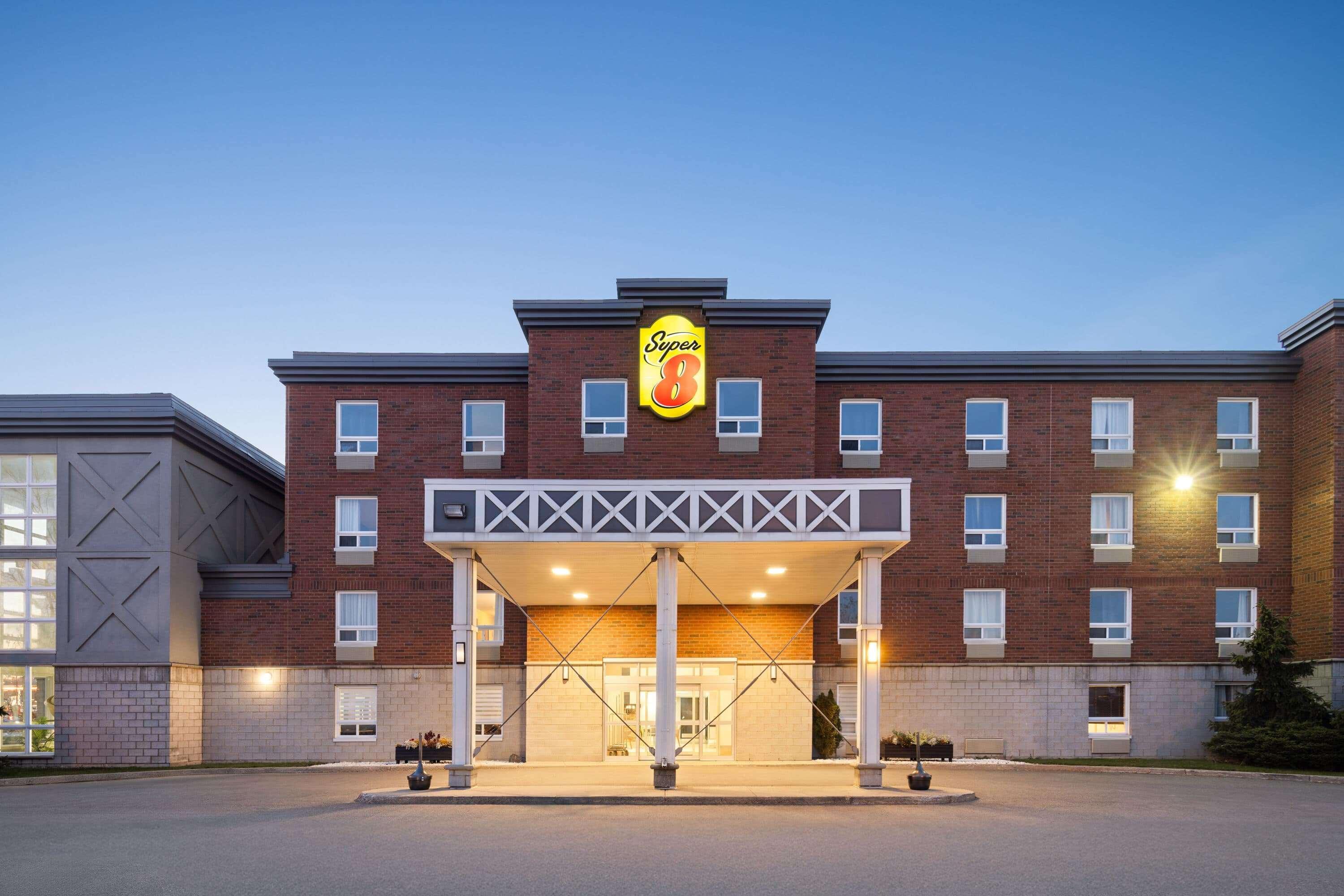 Vista Exterior Super 8 by Wyndham St-Jerome