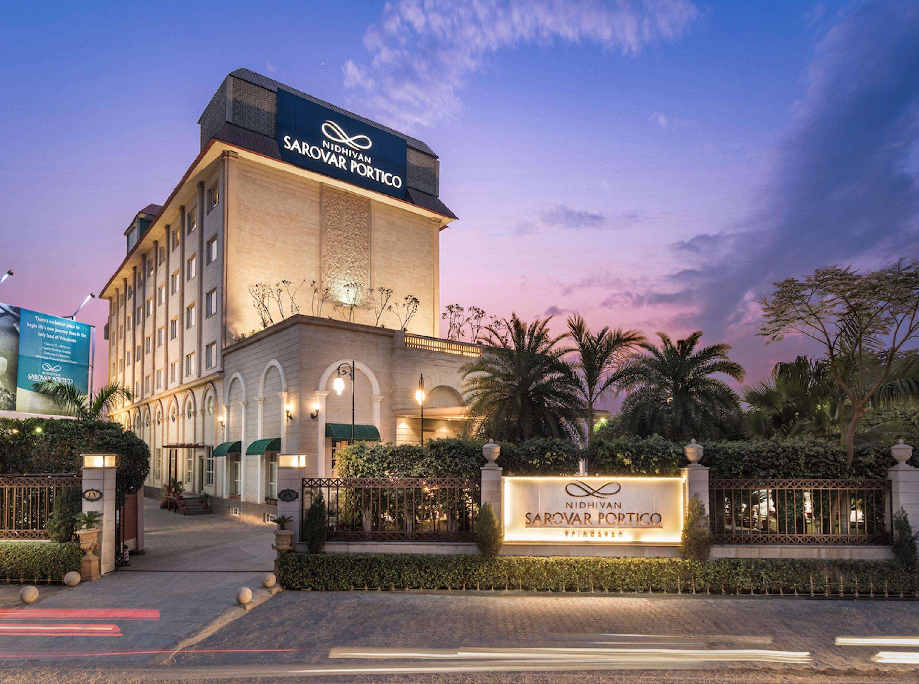 Vista Exterior Nidhivan Sarovar Portico