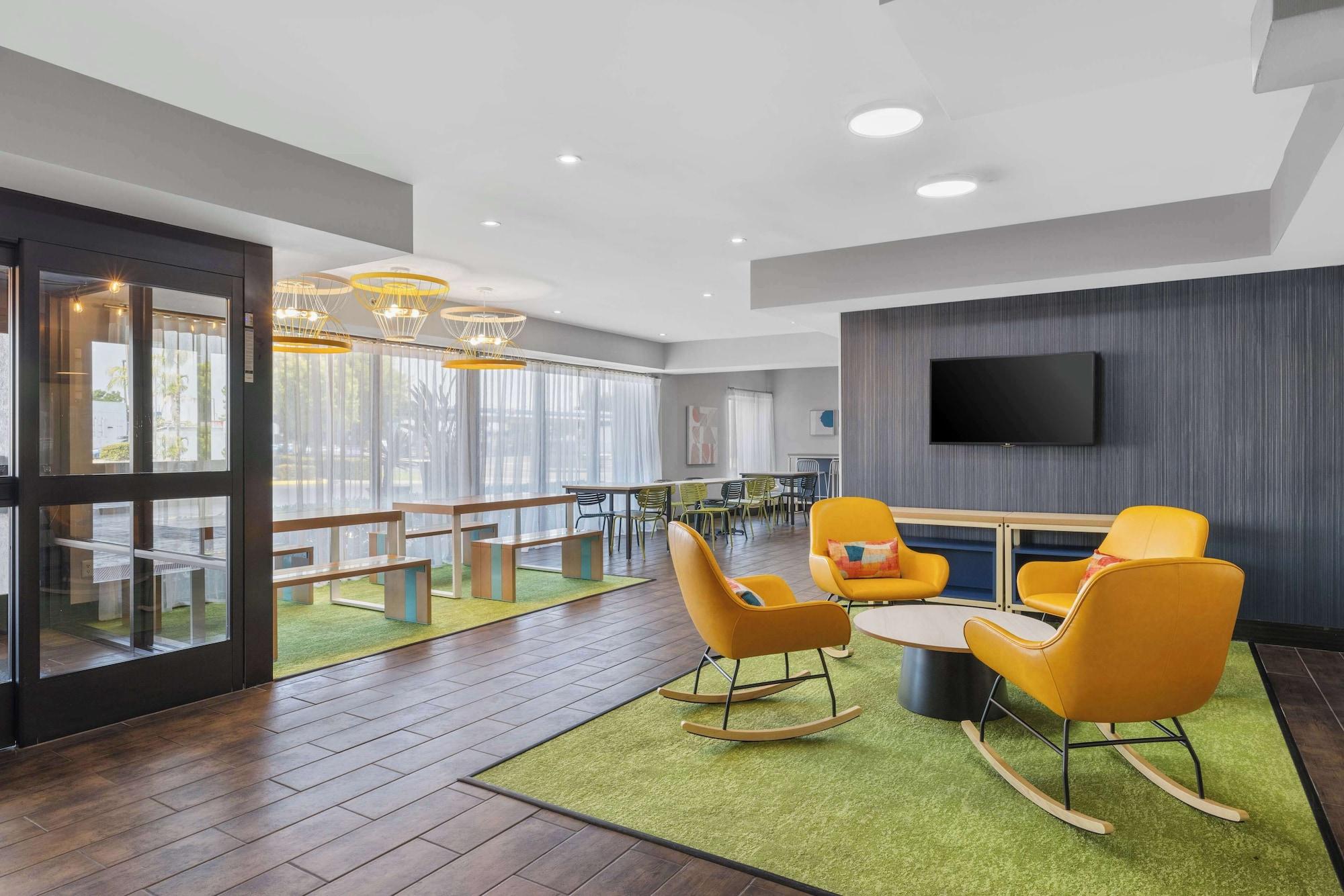 Vista Lobby Spark by Hilton Bakersfield Central