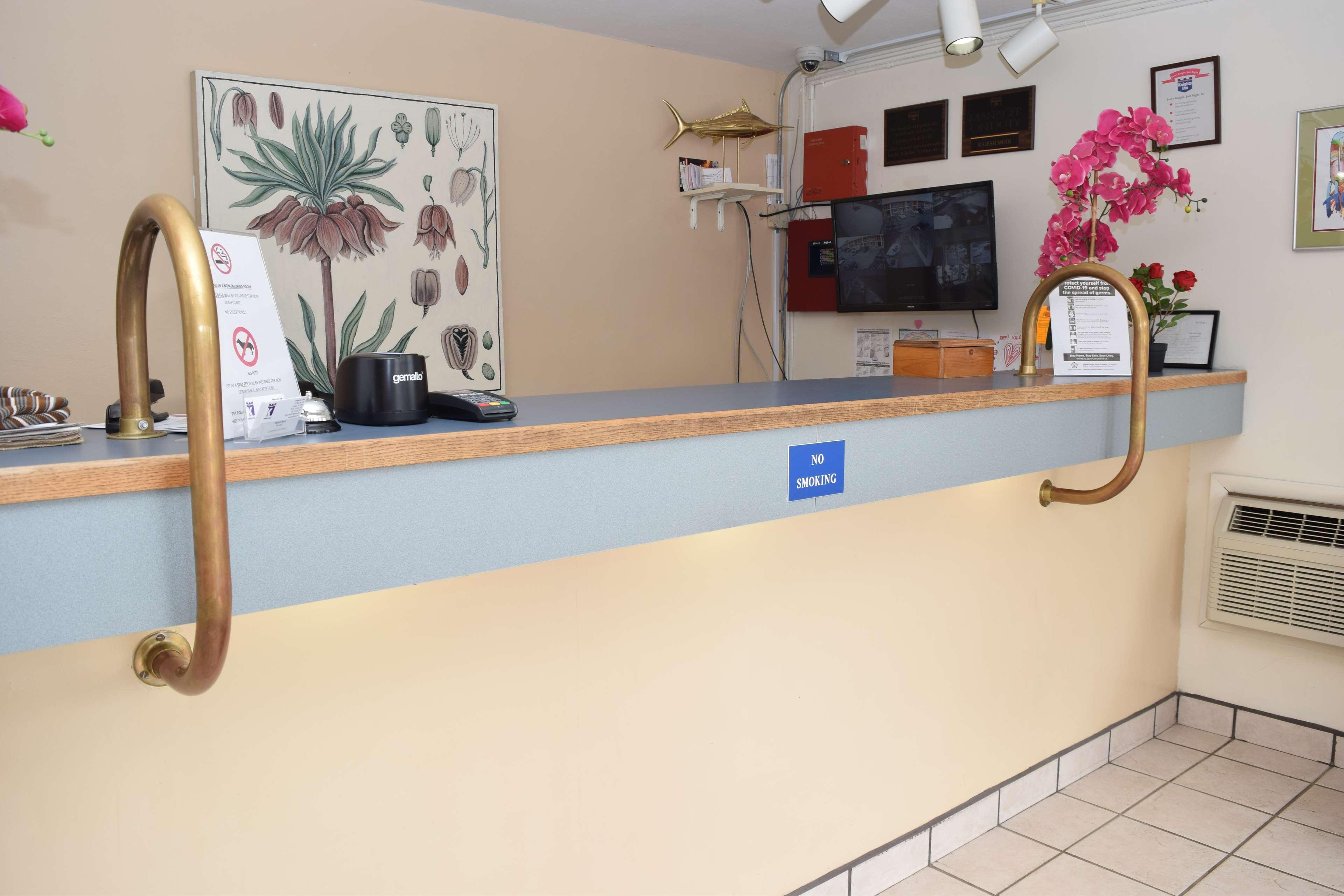 Vista Lobby Knights Inn Oswego
