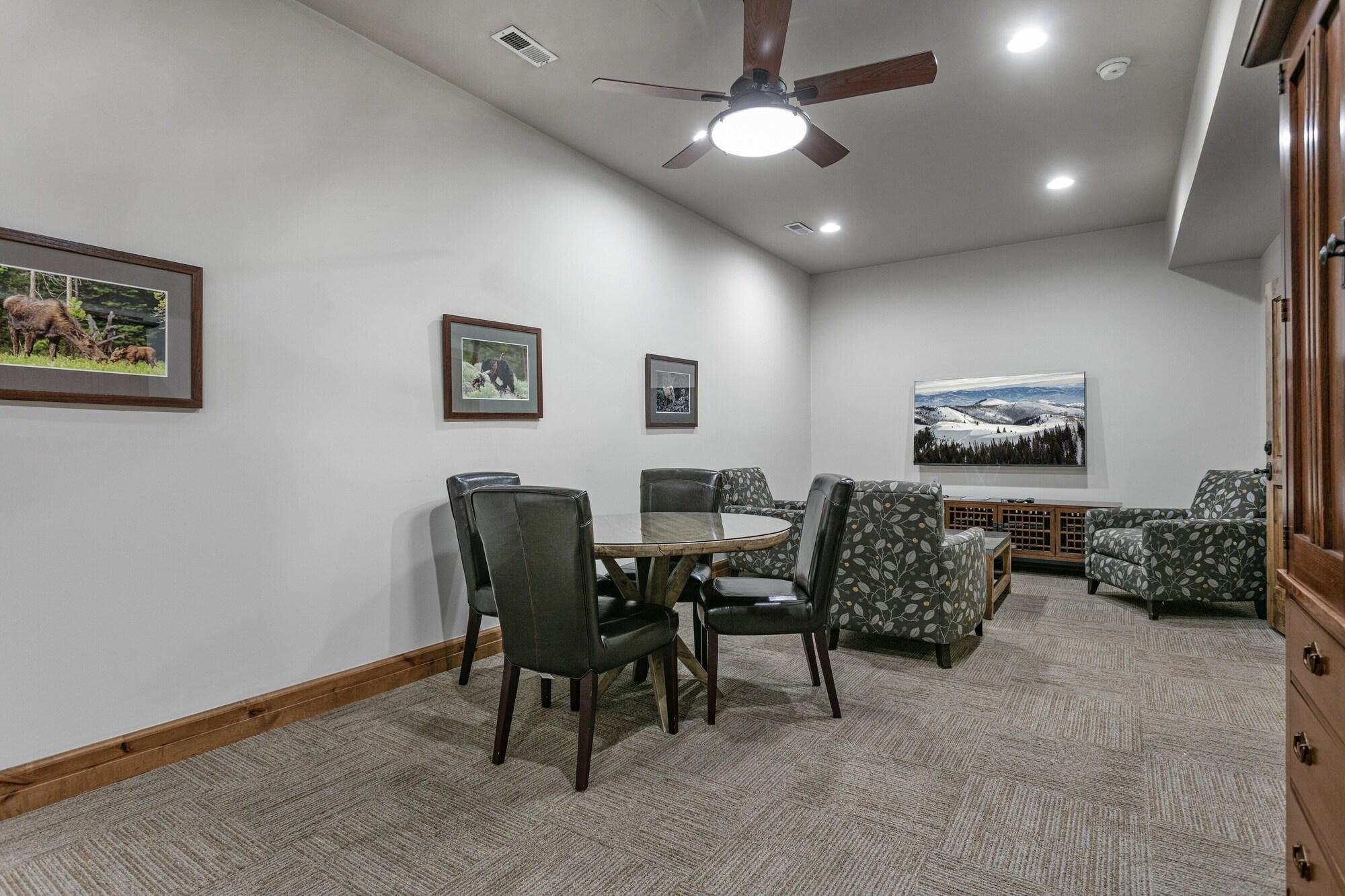 Restaurant 9201 - Silver Aspen - Five Bedroom + Loft Luxury Townhome 4 Hotel Room