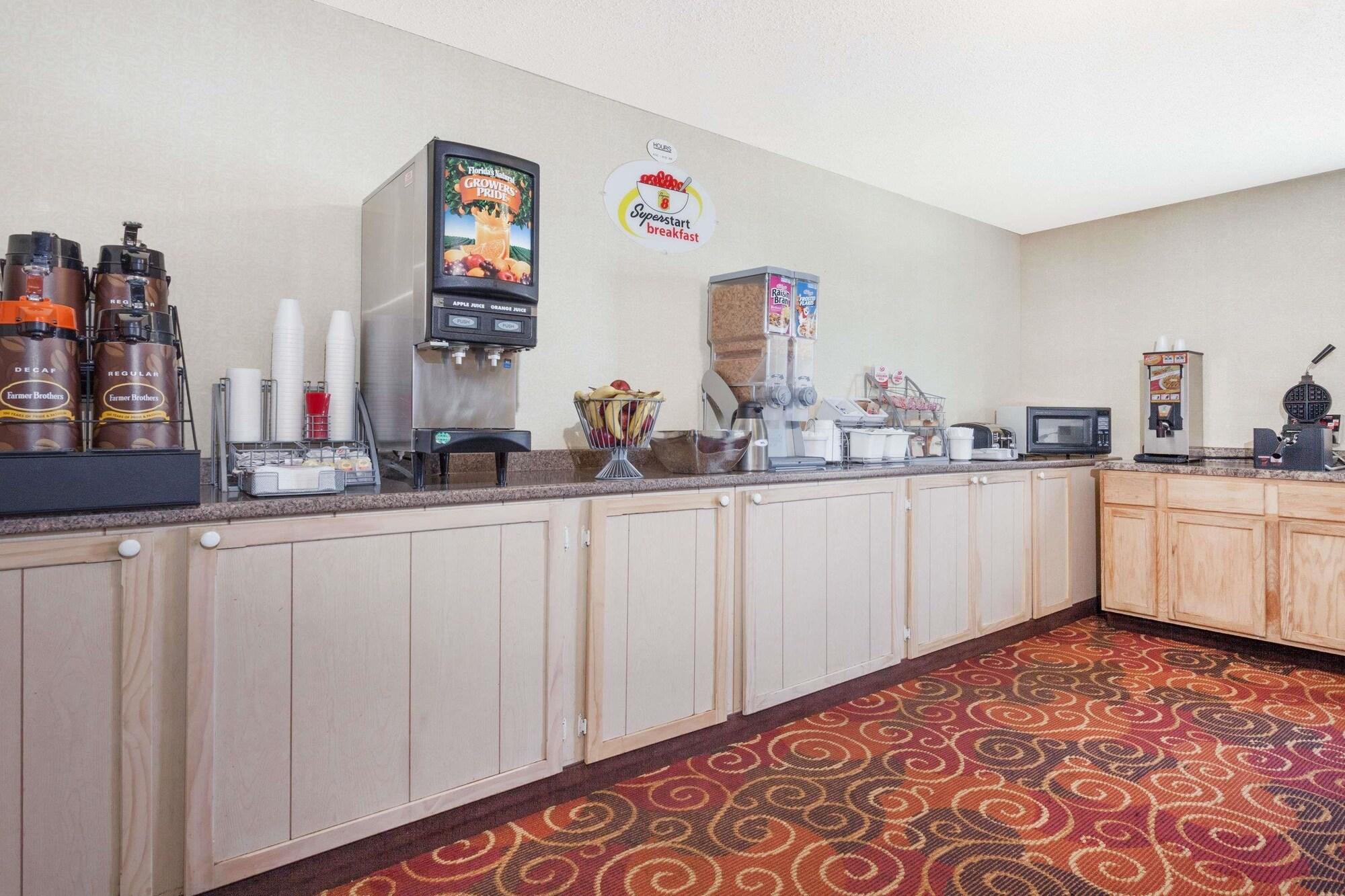 Restaurant Super 8 by Wyndham Evansville North