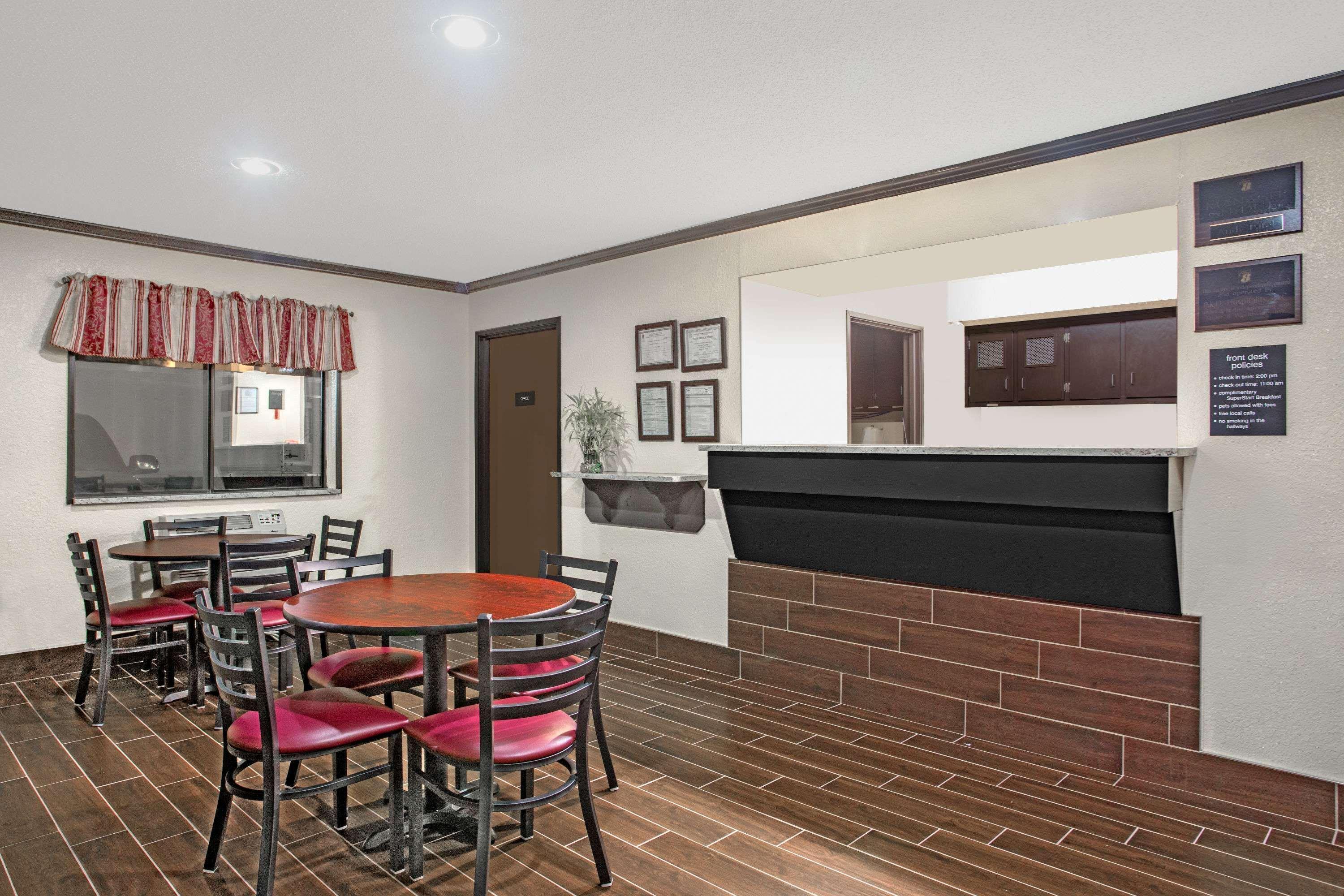 Vista Lobby Super 8 by Wyndham Douglas