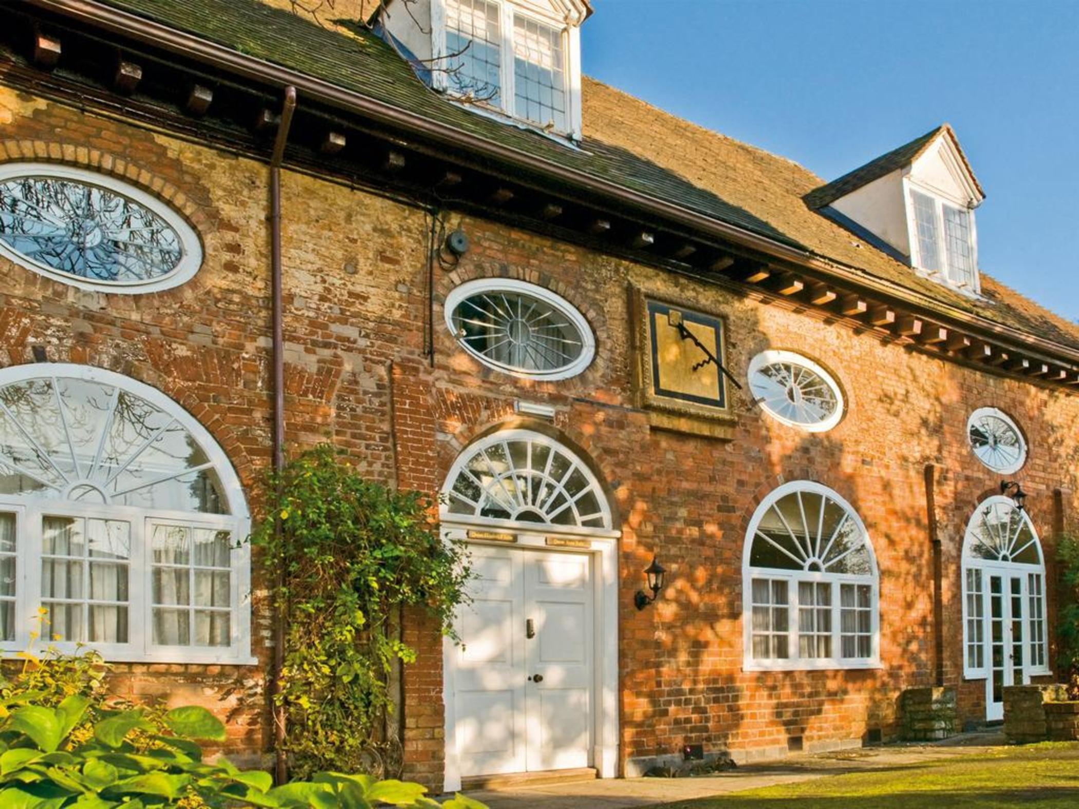 Vista Exterior Macdonald Alveston Manor Hotel & Spa