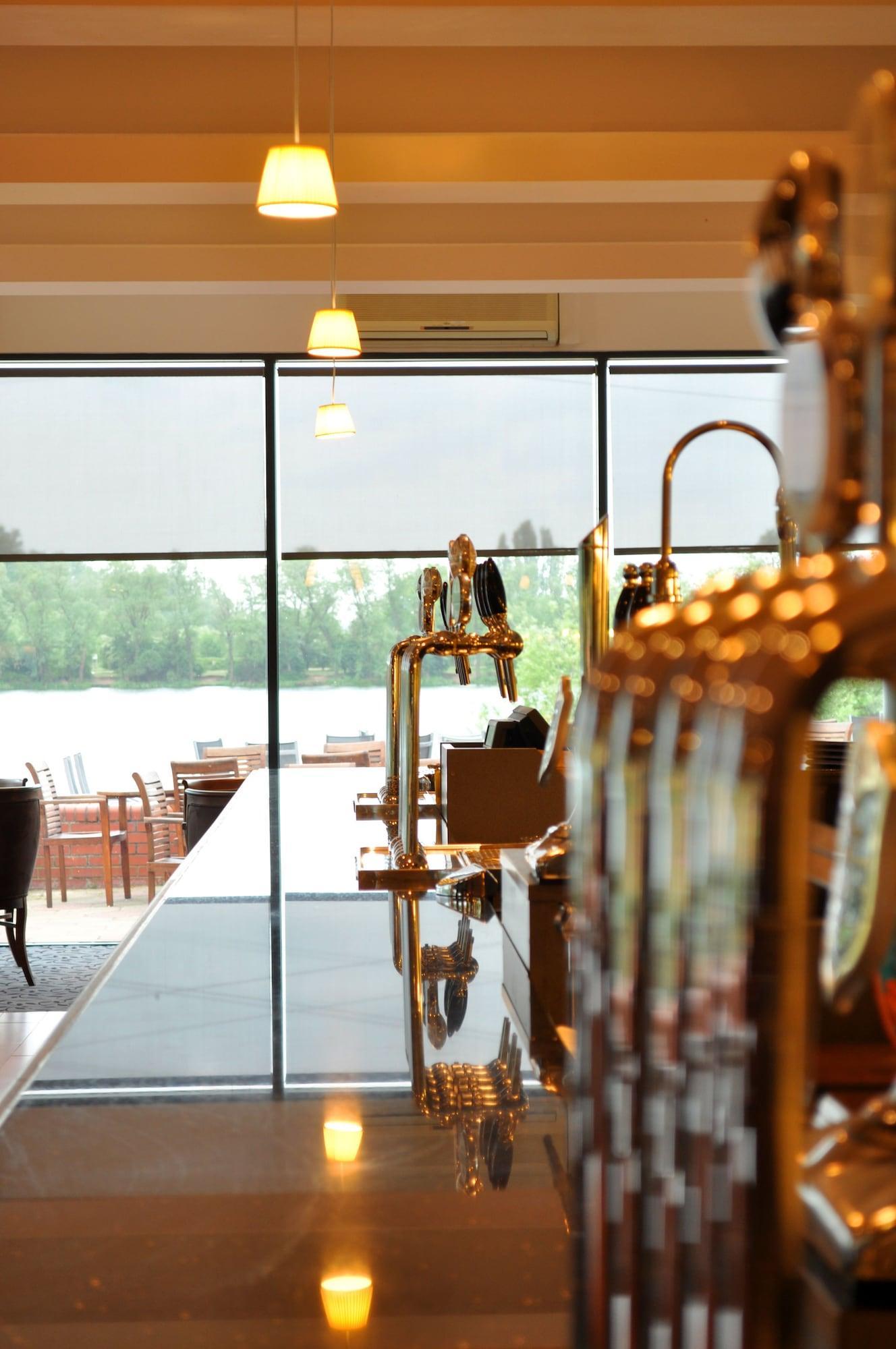 Bar/Salón The Waterfront Hotel Spa & Golf