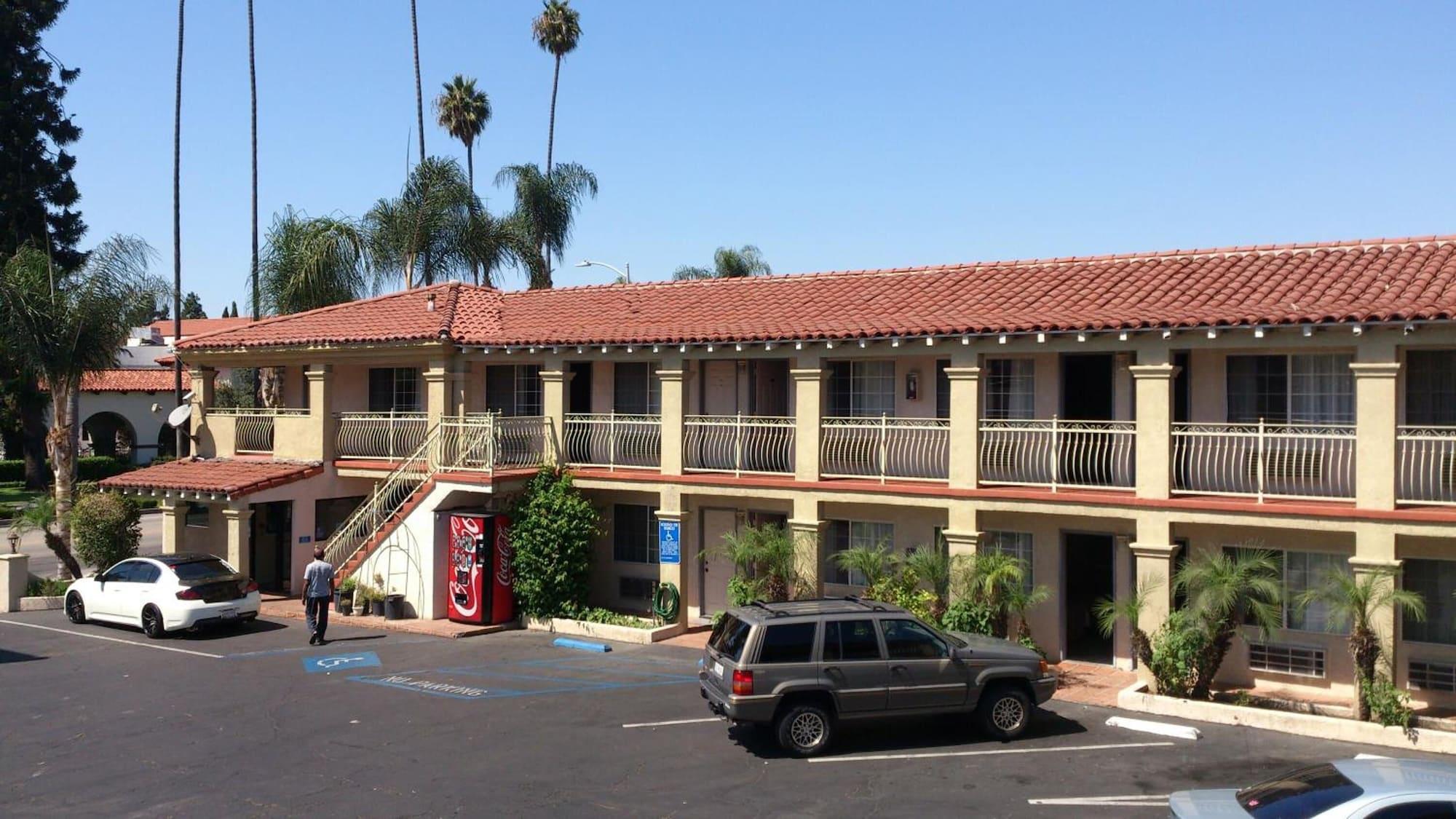 Vista Exterior Santa Ana Travel Inn