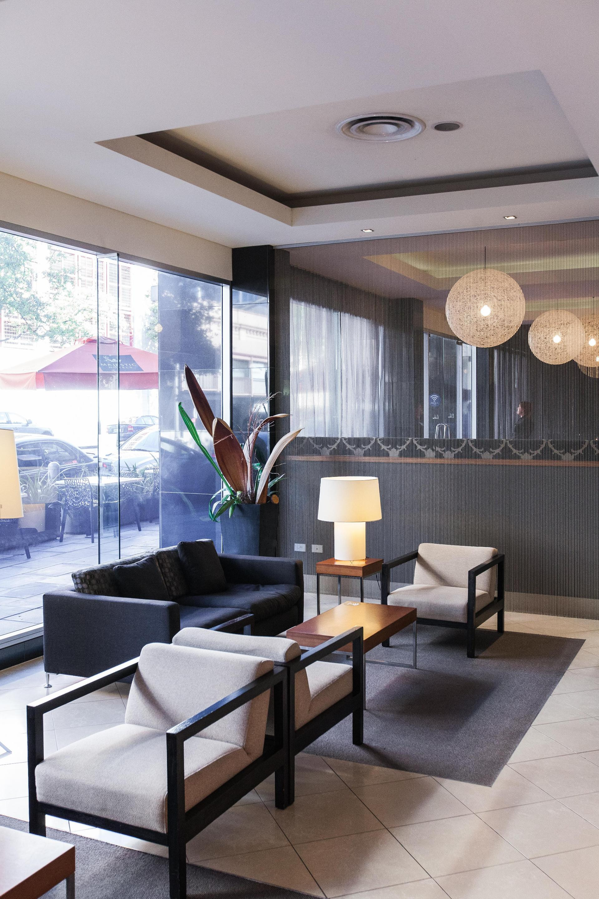 Vista Lobby Majestic Roof Garden Hotel