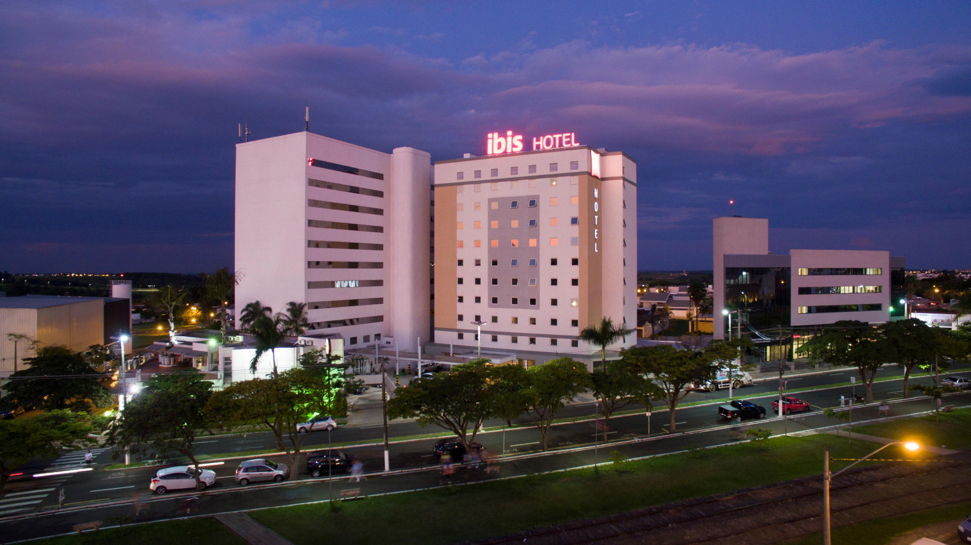 Vista da fachada ibis Marilia