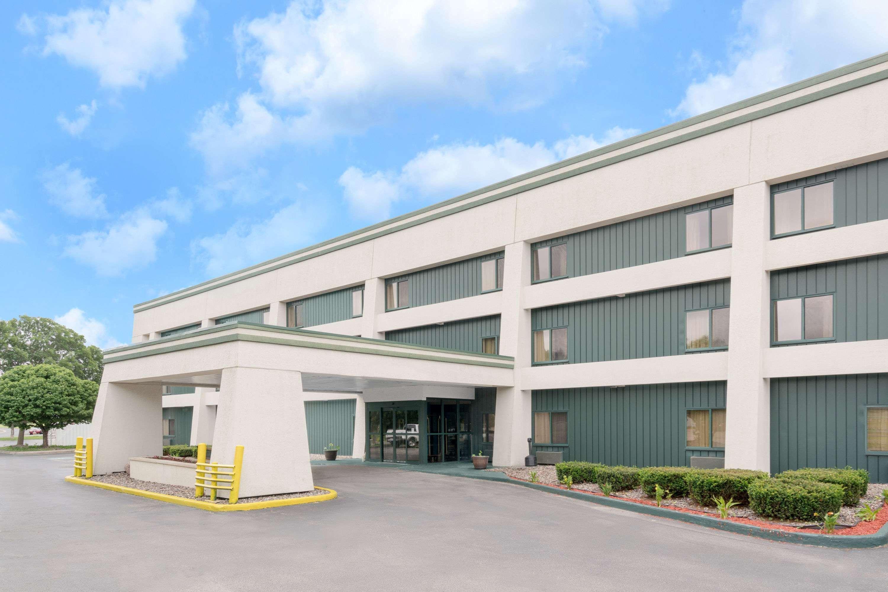 Vista Exterior Baymont by Wyndham La Crosse/Onalaska