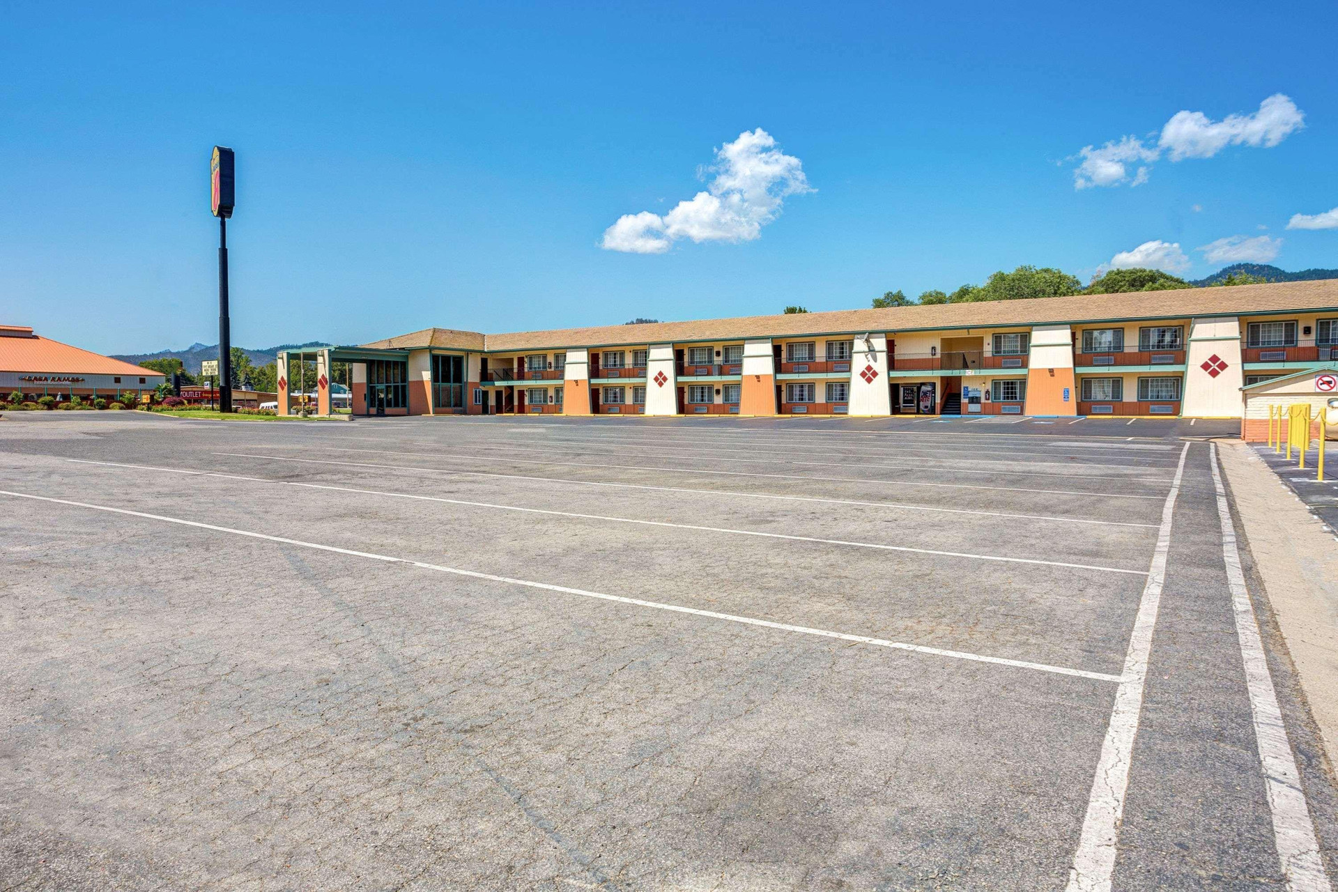 Vista Exterior Super 8 by Wyndham Yreka