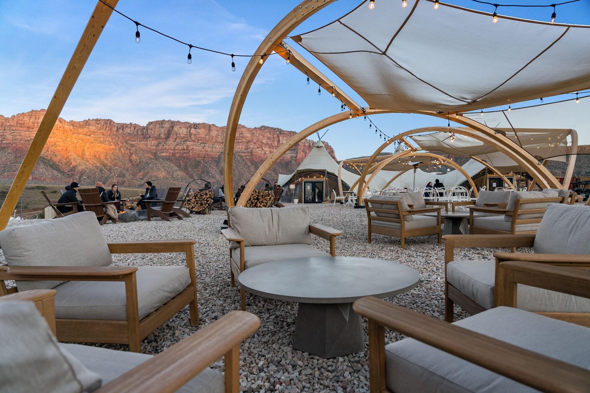 Varios Under Canvas Zion
