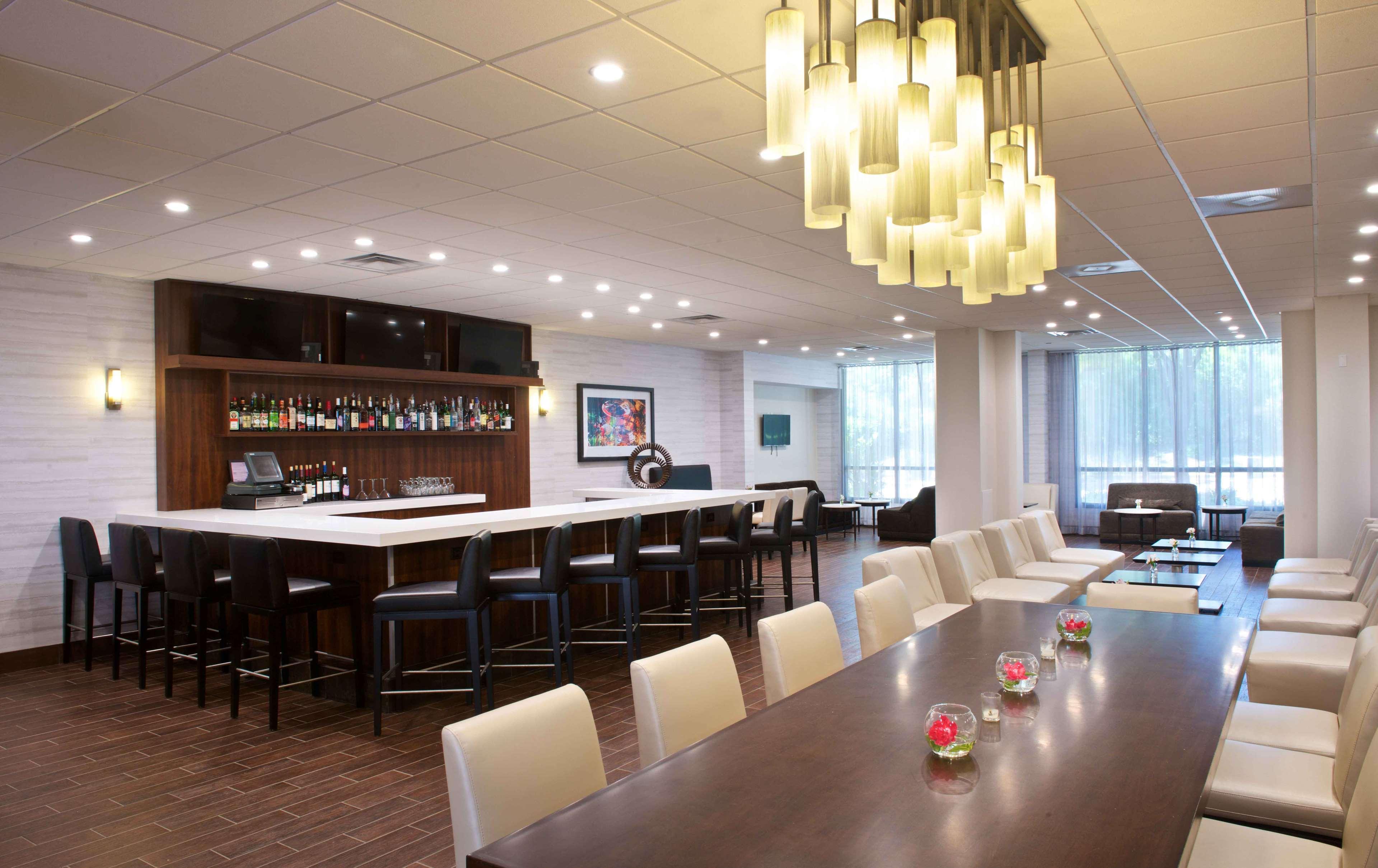 Bar/Salón Embassy Suites by Hilton Detroit Livonia Novi