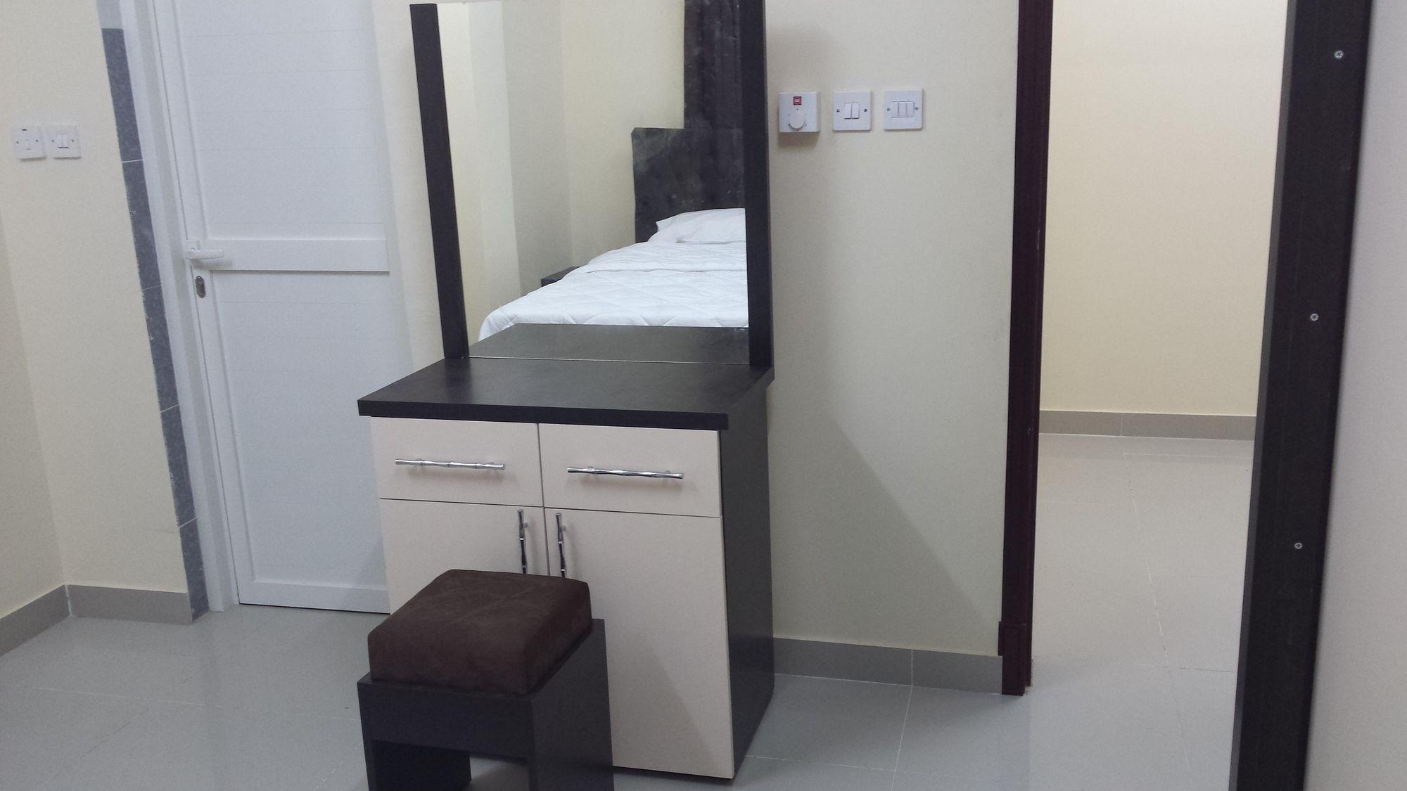 Set de Habitación Golden Seasons Furnished Apartments 1