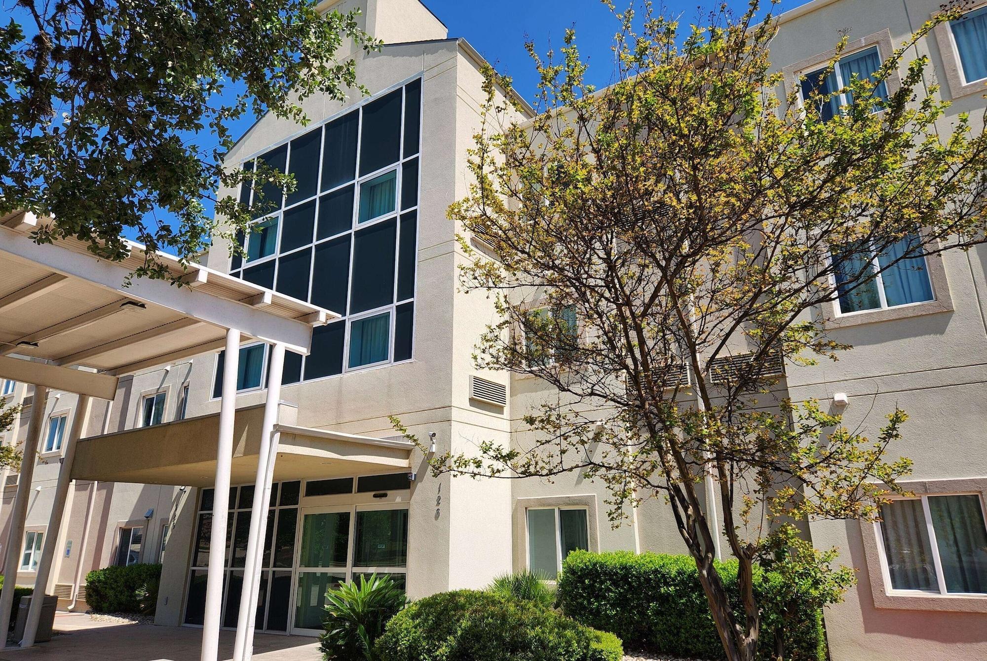 Vista Exterior Baymont by Wyndham San Antonio Airport