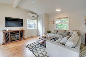 Arriendo temporal - Port Angeles Abode w/ Yard & Guest House!