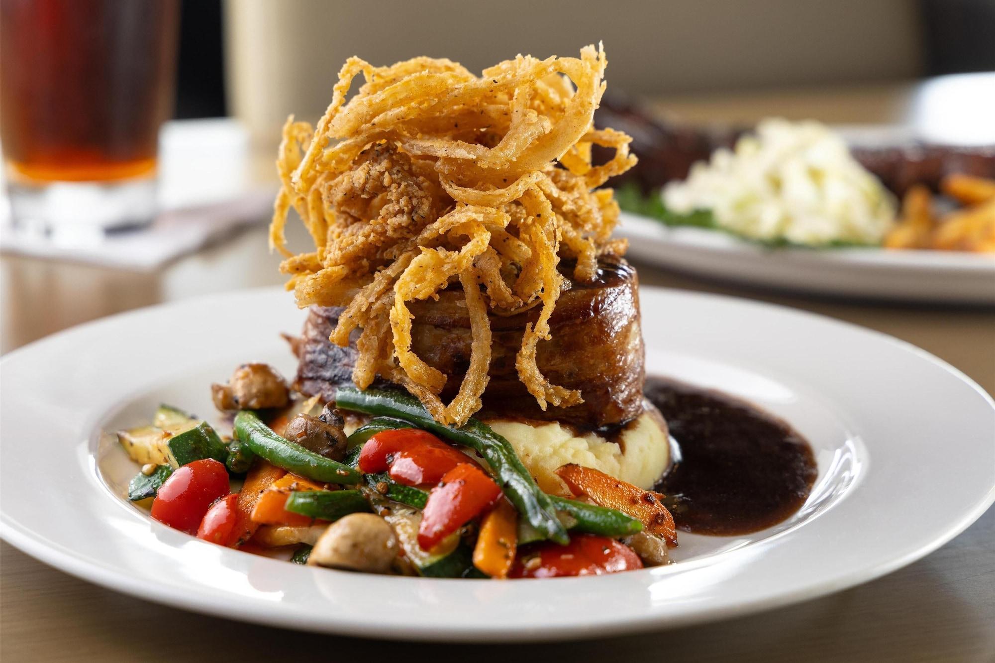 Restaurant DoubleTree by Hilton West Kelowna
