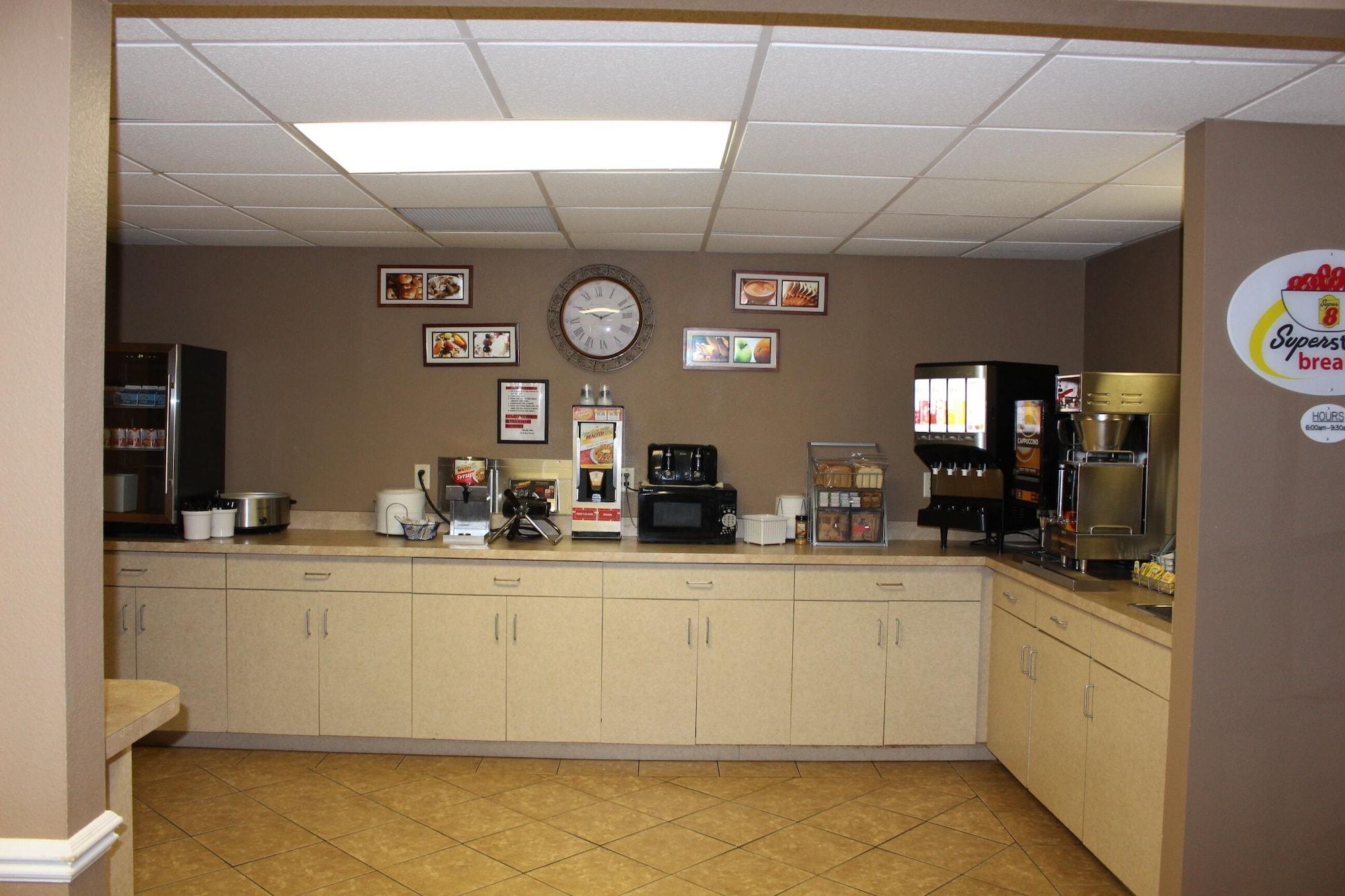 Restaurant Super 8 by Wyndham Chamberlain SD