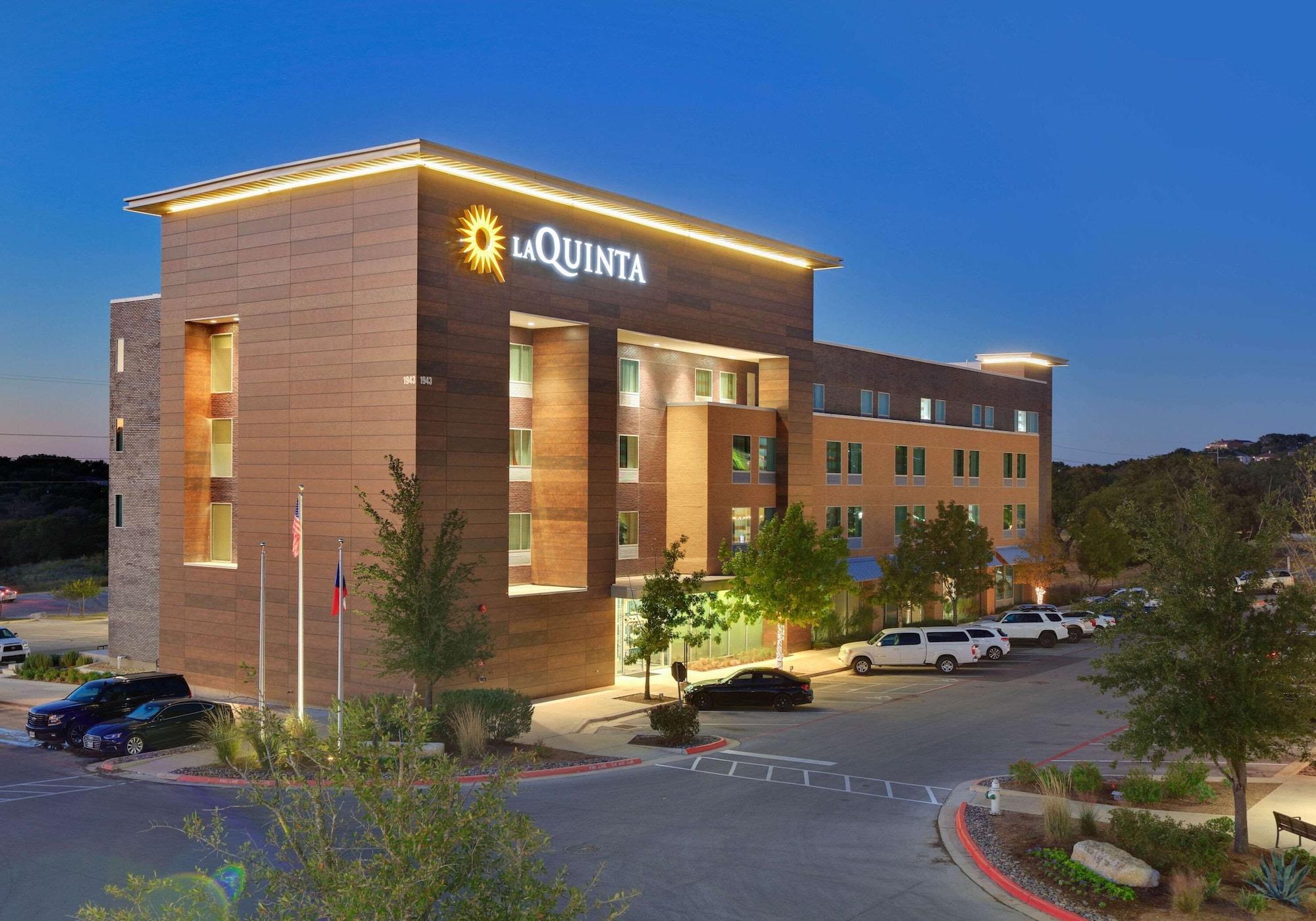Vista Exterior La Quinta Inn & Suites by Wyndham Lakeway