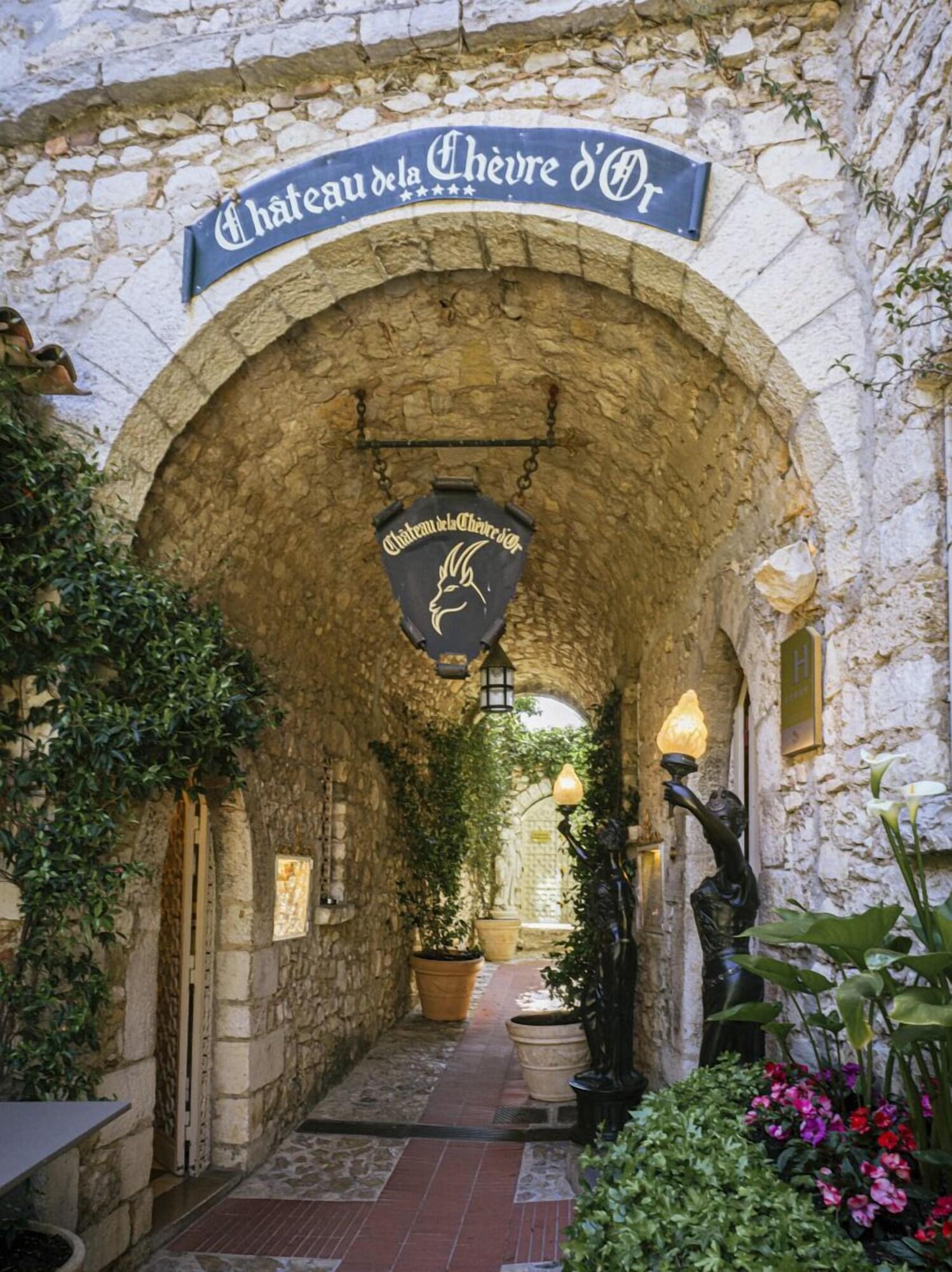 Vista Lobby Chateau De La Chevre D Or