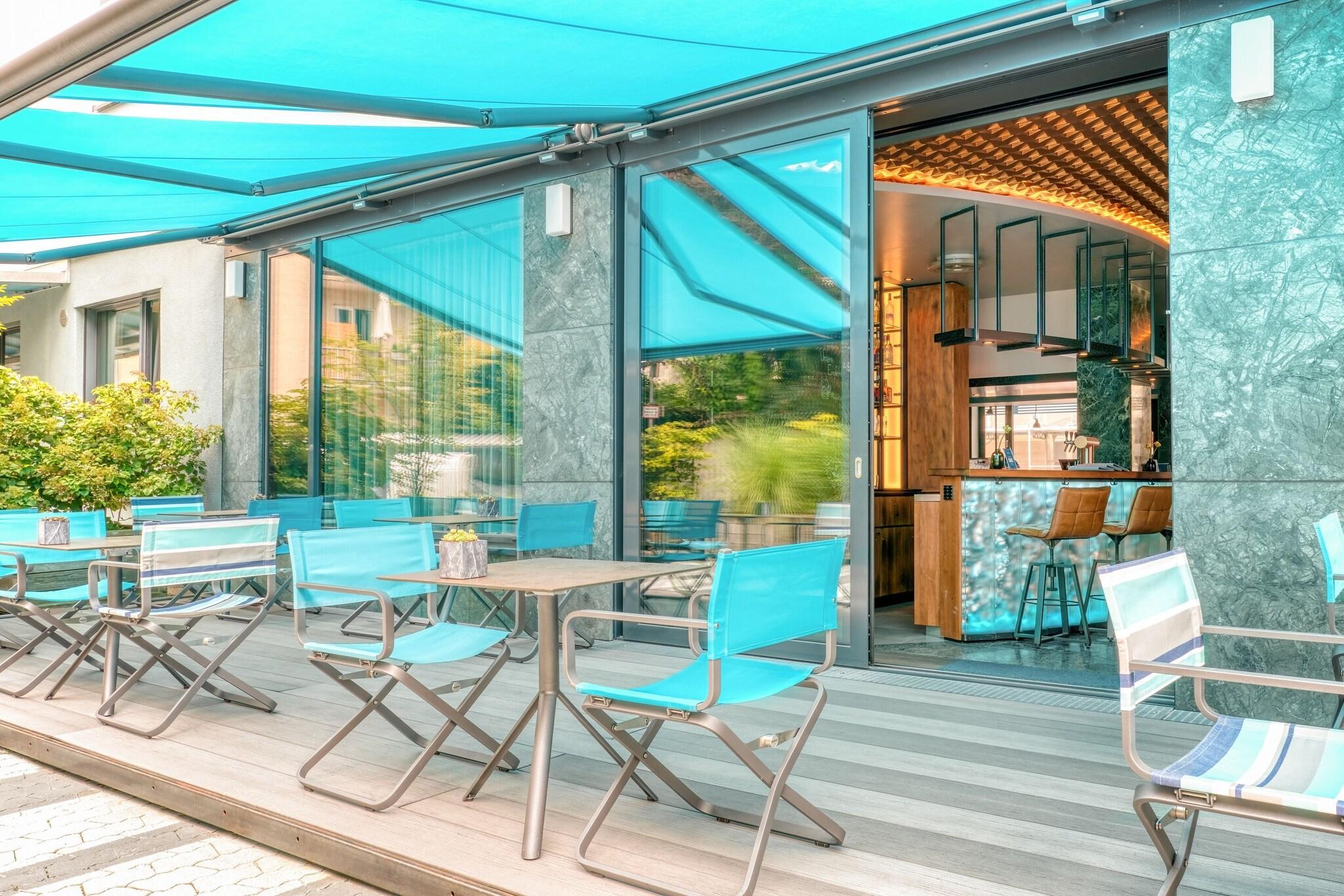 Varios UnsÃ¶lds Factory Hotel