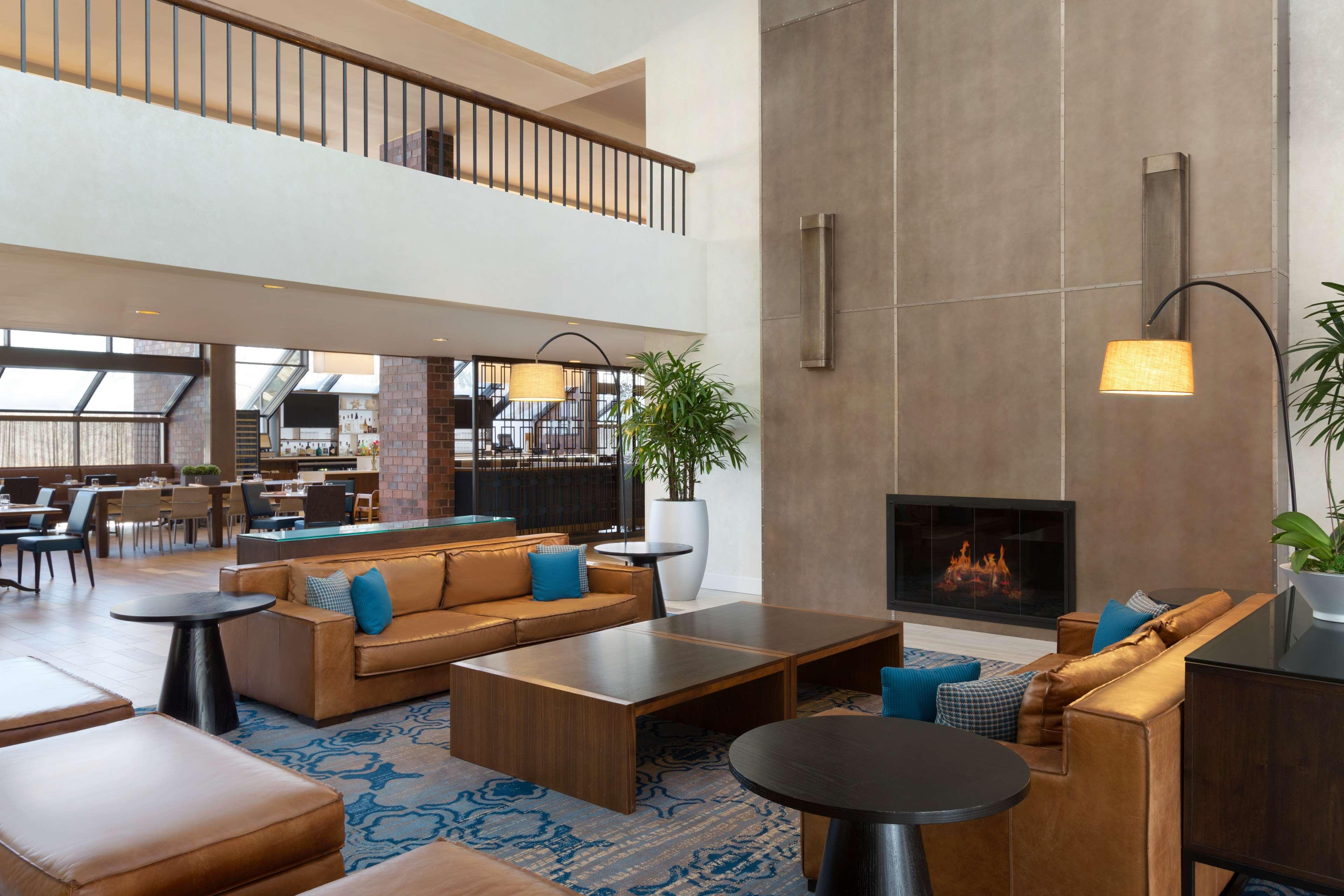 Vista Lobby Hilton Boston/Dedham