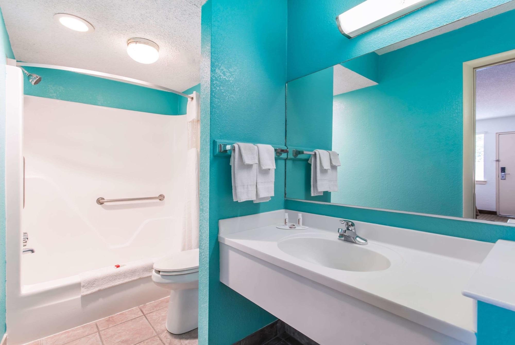 Equipamiento de Habitación Howard Johnson by Wyndham Virginia Beach